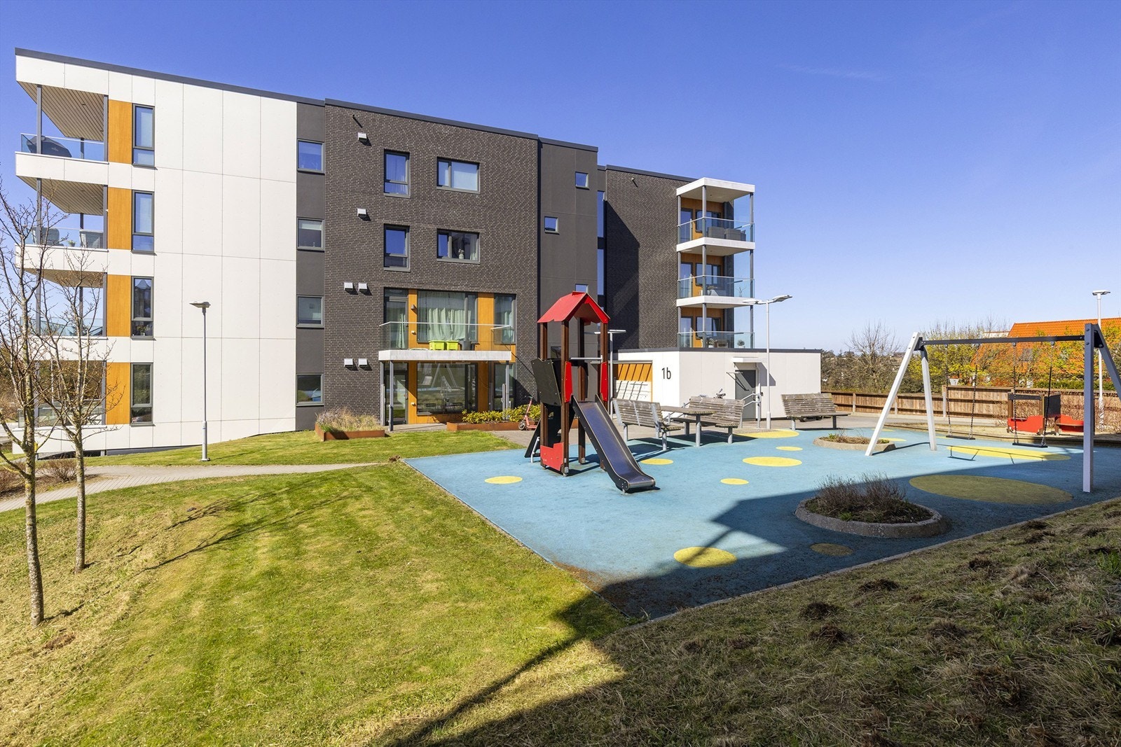 Fellesområdene er pent opparbeidet med lekeplass og grøntarealer. Galleribilde