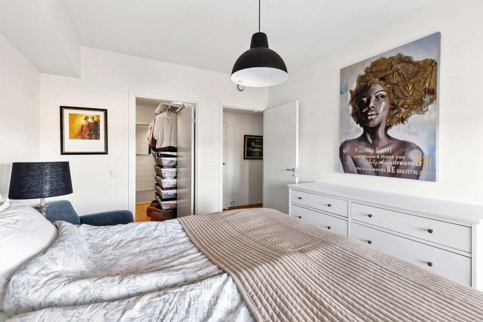 Fra hovedsoverommet er det inngang til et praktisk walk-in-closet med videre gjennomgang til bad. Galleribilde