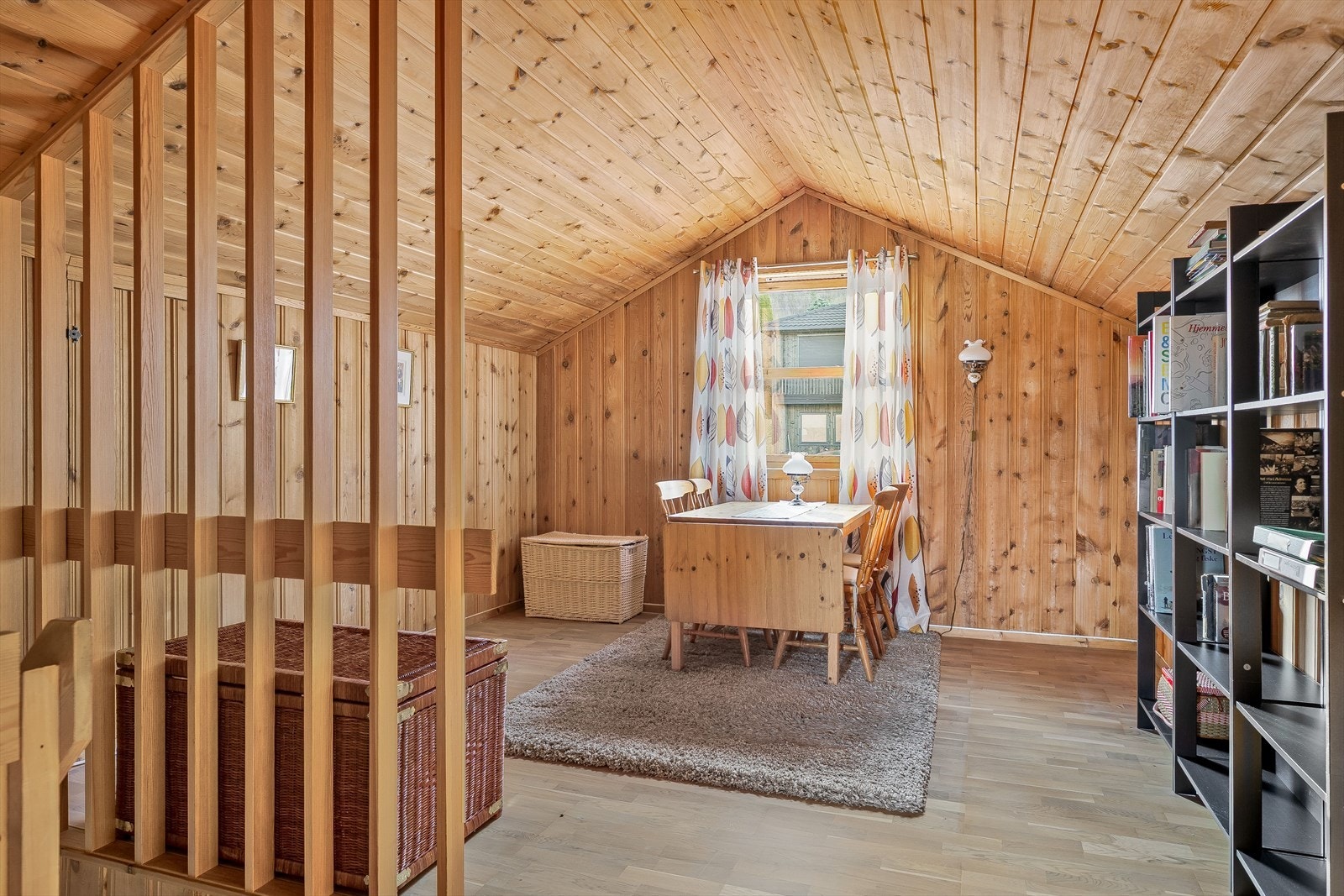 Det er idag tre soverom i boligen, med en loftstue på ca 18 kvm er det mulighet for å etablere ett til. Galleribilde