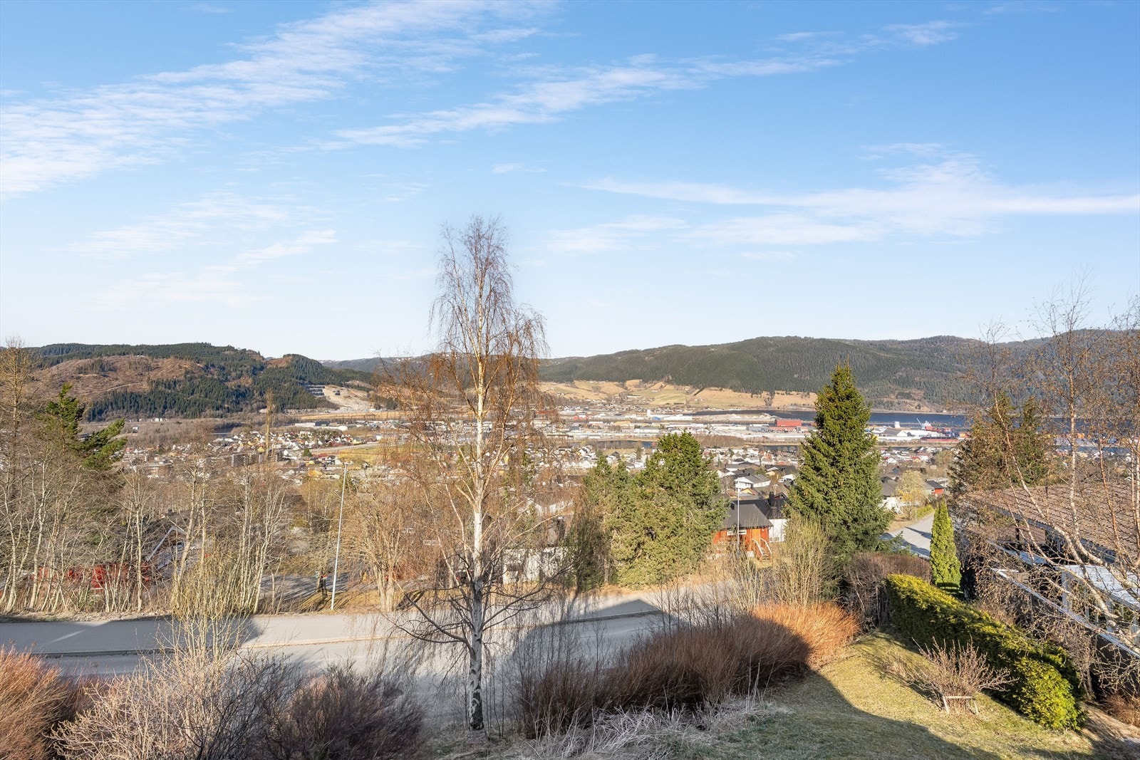 Utsikt fra verandaen. Tomten er stor på ca 1,1 mål. Galleribilde