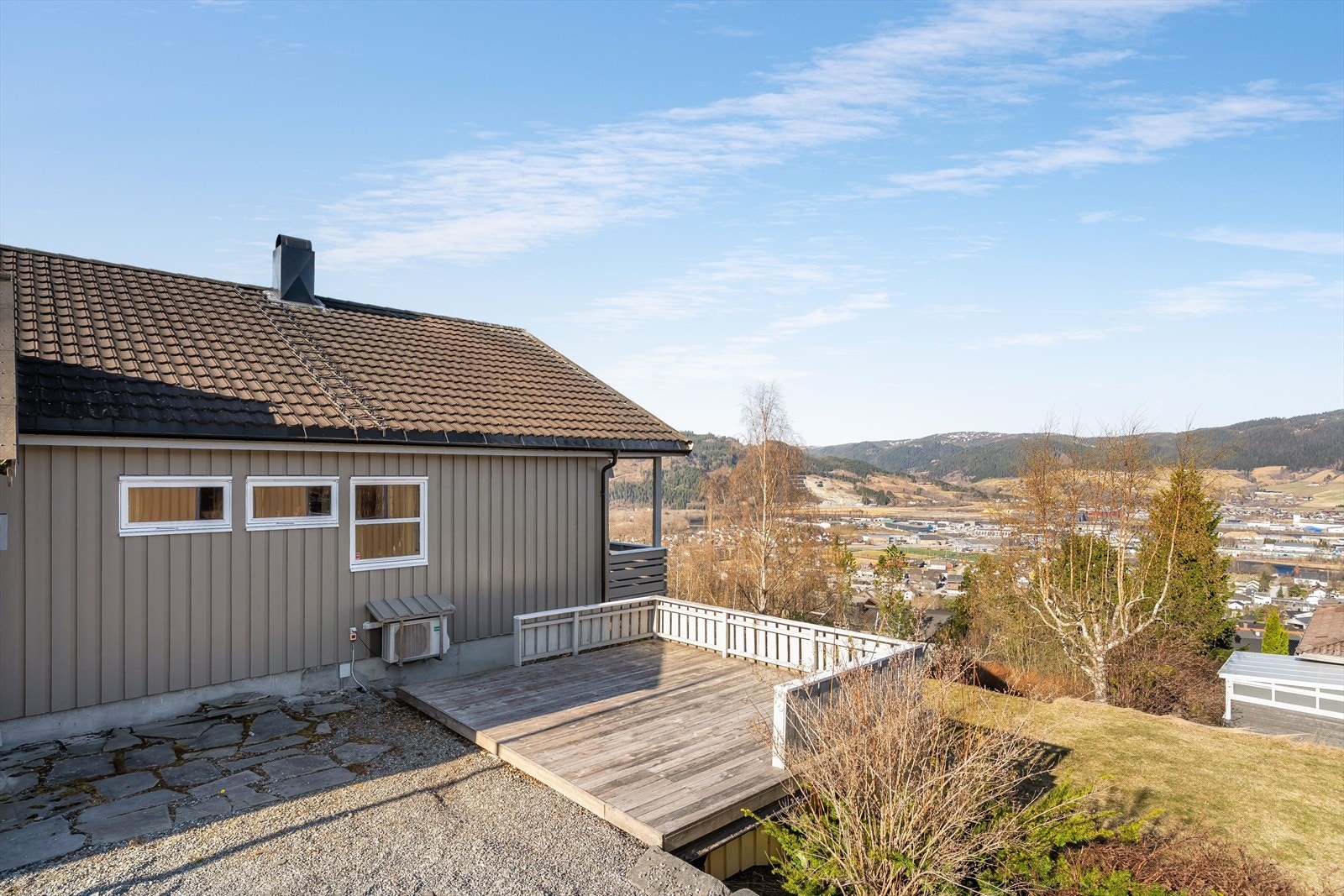 Enda en uteplass. Det er etablert trapp ned til plena. Her finner man også en utebod. Galleribilde