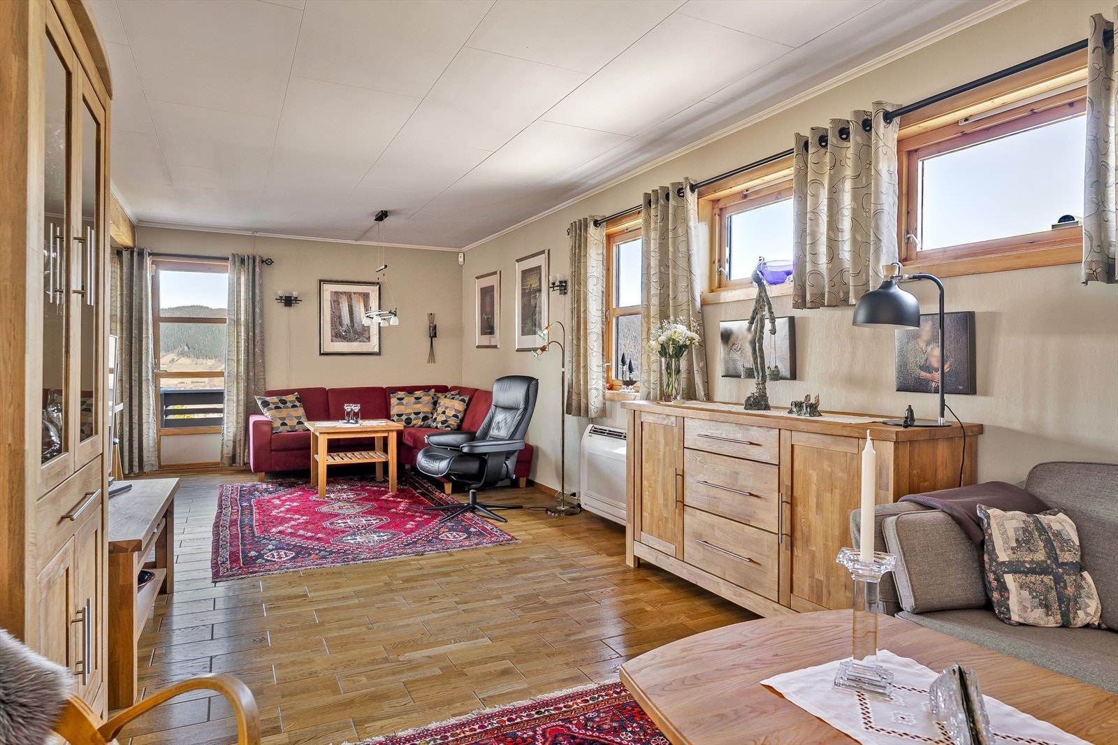 Stuen er L-formet. Plass til både sofakrok og... Galleribilde