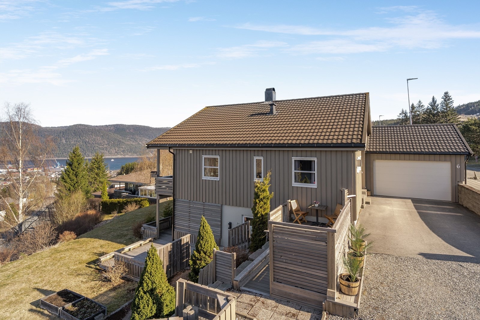 Eiendommen er pent opparbeidet med flere uteområder. Galleribilde
