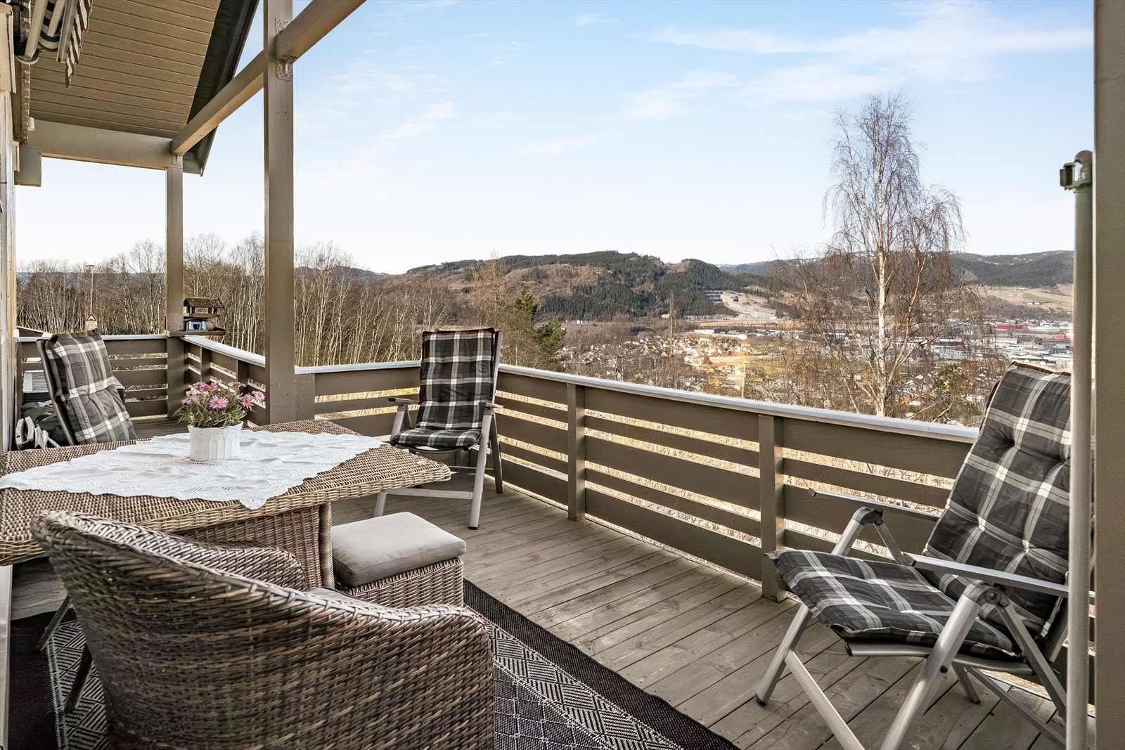 Verandaen er romslig, god plass til sittegrupper. Galleribilde
