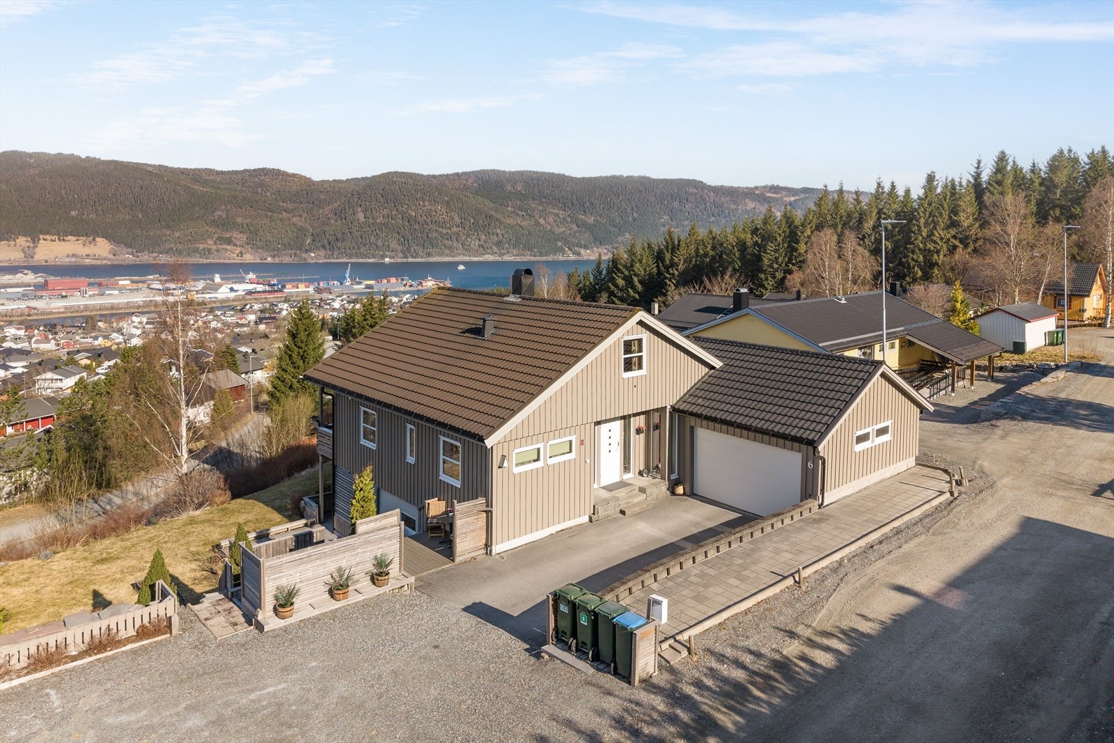 Boligen fremstår som godt vedlikeholdt. Sommerfjøsekra er ei blindgate med lite trafikk. Galleribilde