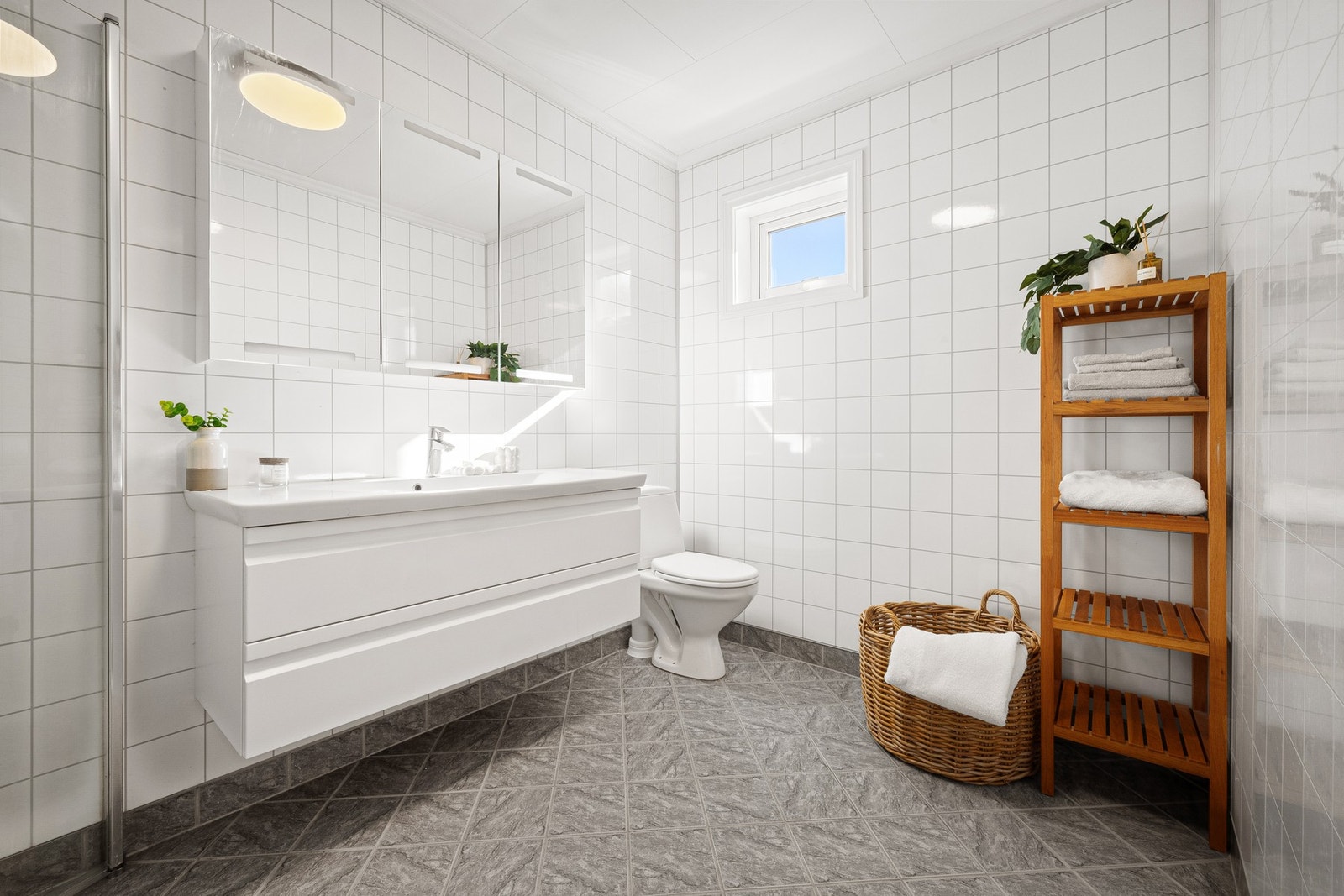 Badet har innredning med nedfelt servant, toalett og dusjvegger/hjørne. Galleribilde