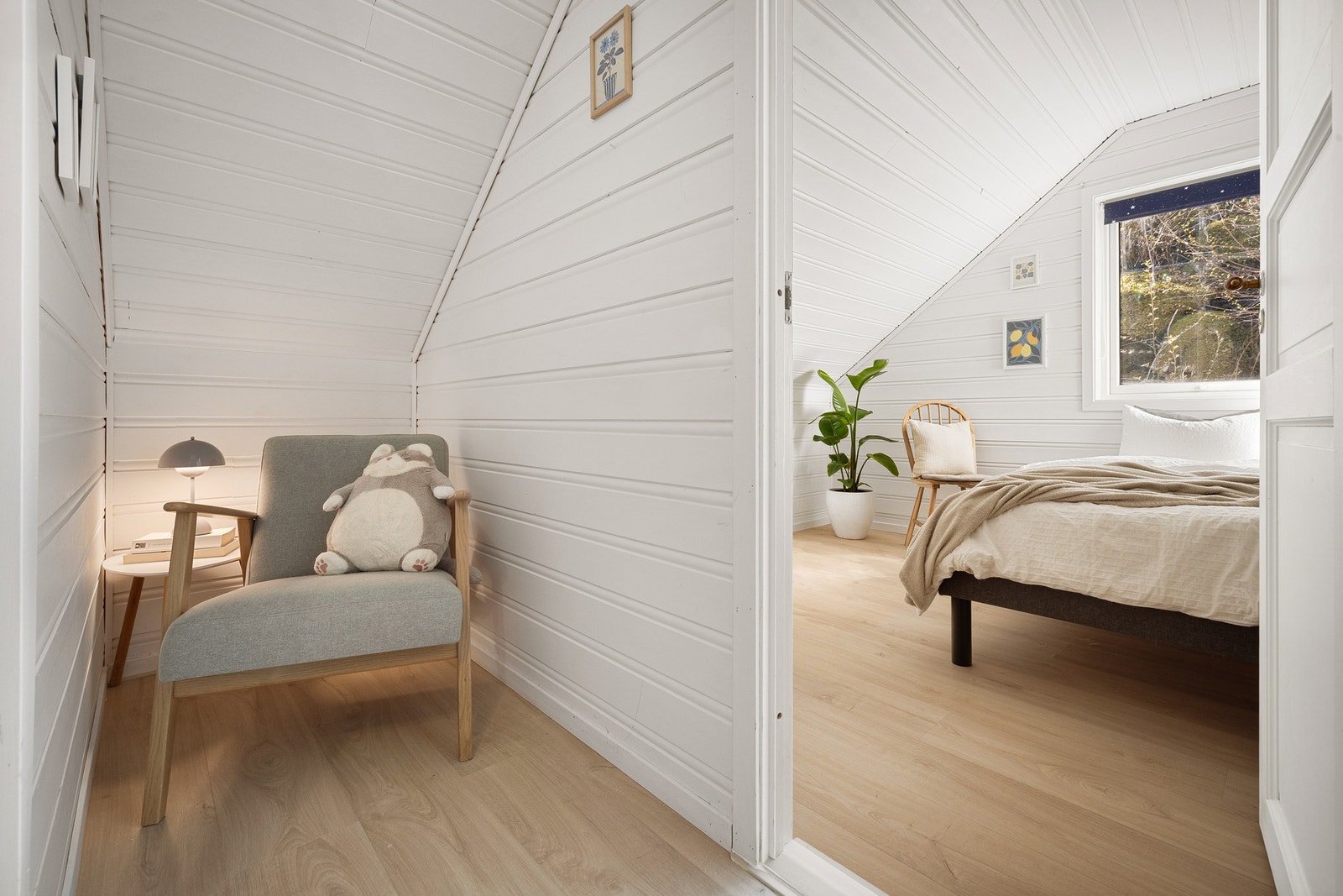 Før var det to store soverom i denne etasjen. Det ene er i dag gjort om til to mindre soverom. Galleribilde