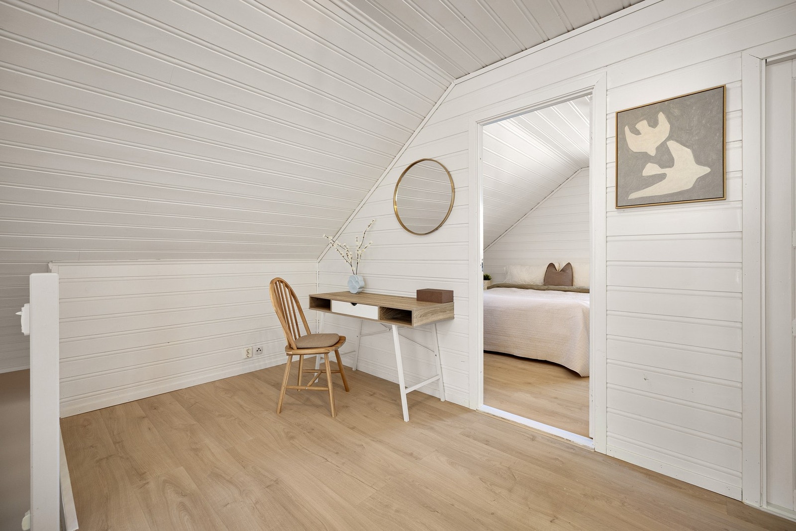 Fint plass til en sofa eller noen stoler . Galleribilde