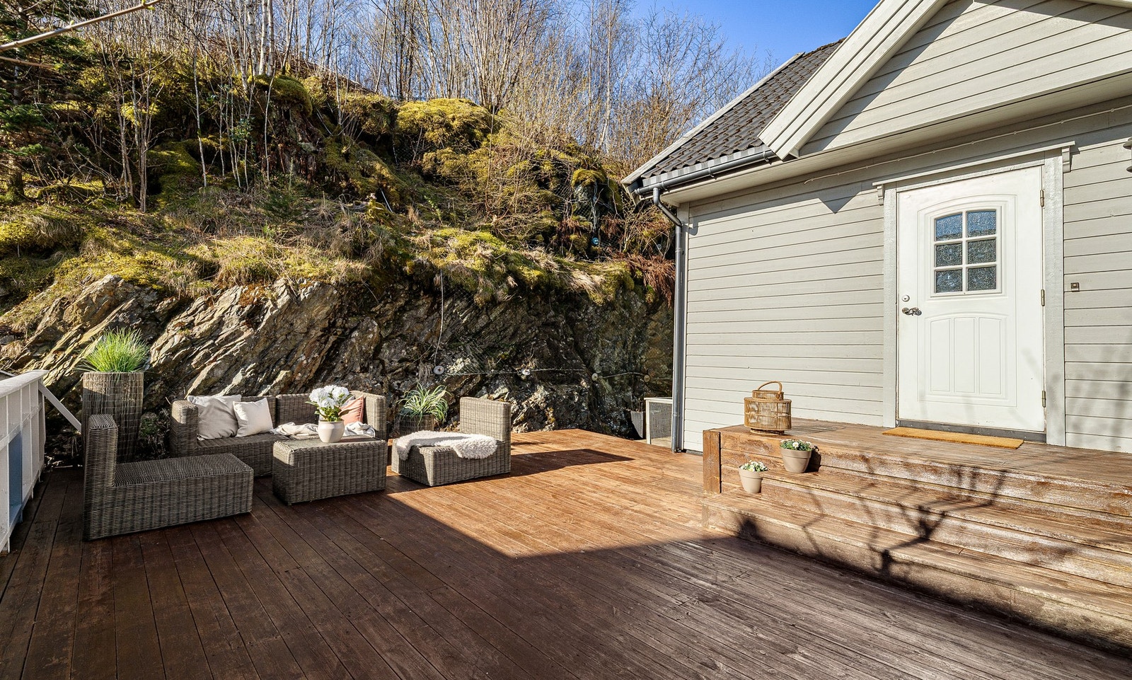 Stor herlig terrasse ved inngangspartiet. Galleribilde
