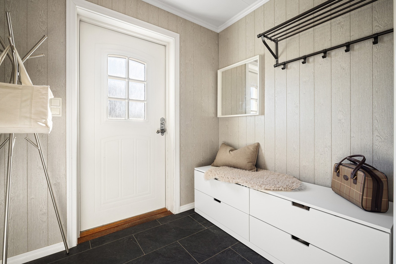 Velkommen inn til en lys og trivelig entrê. Galleribilde