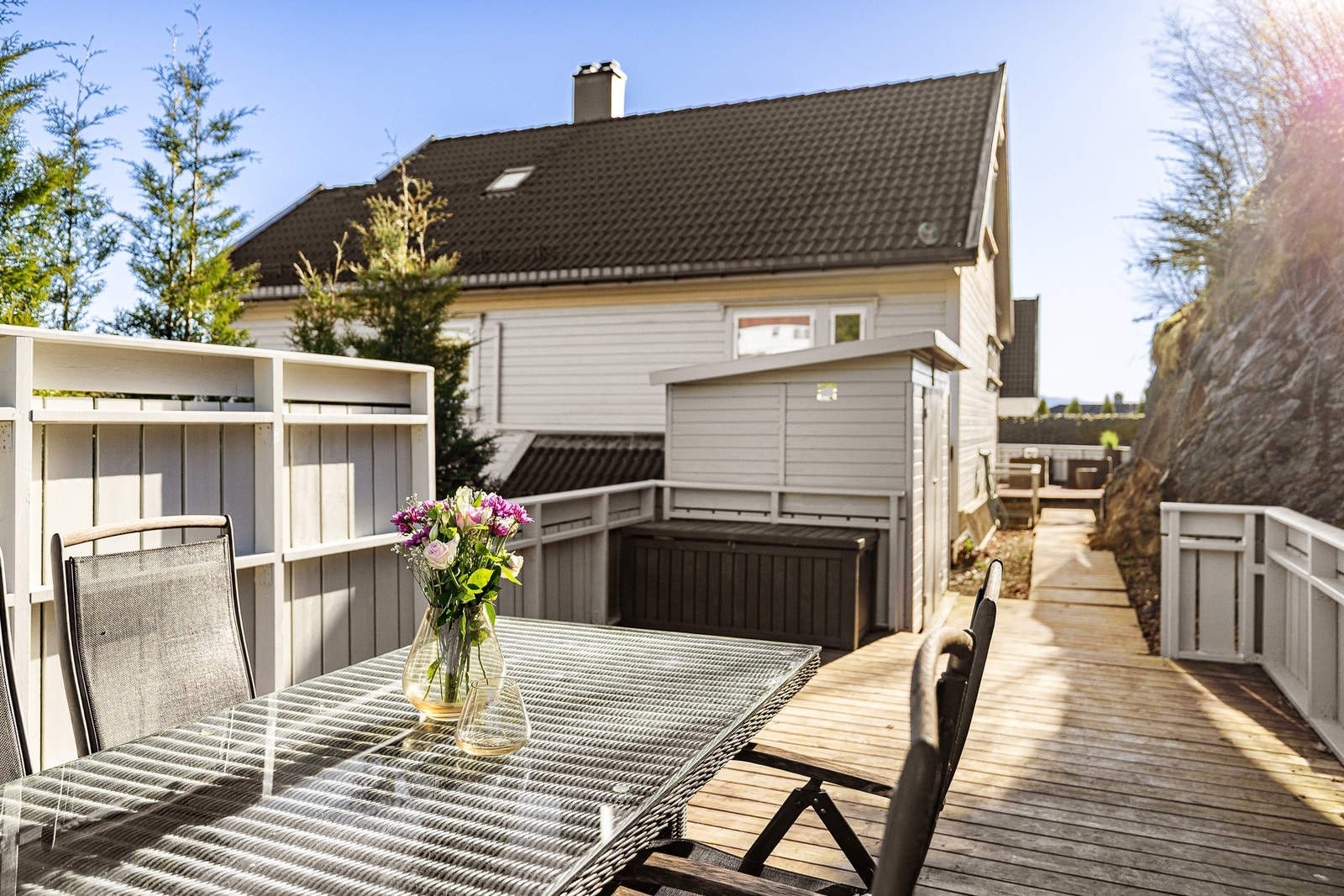 Godt med terrasse areal til boligen. Galleribilde