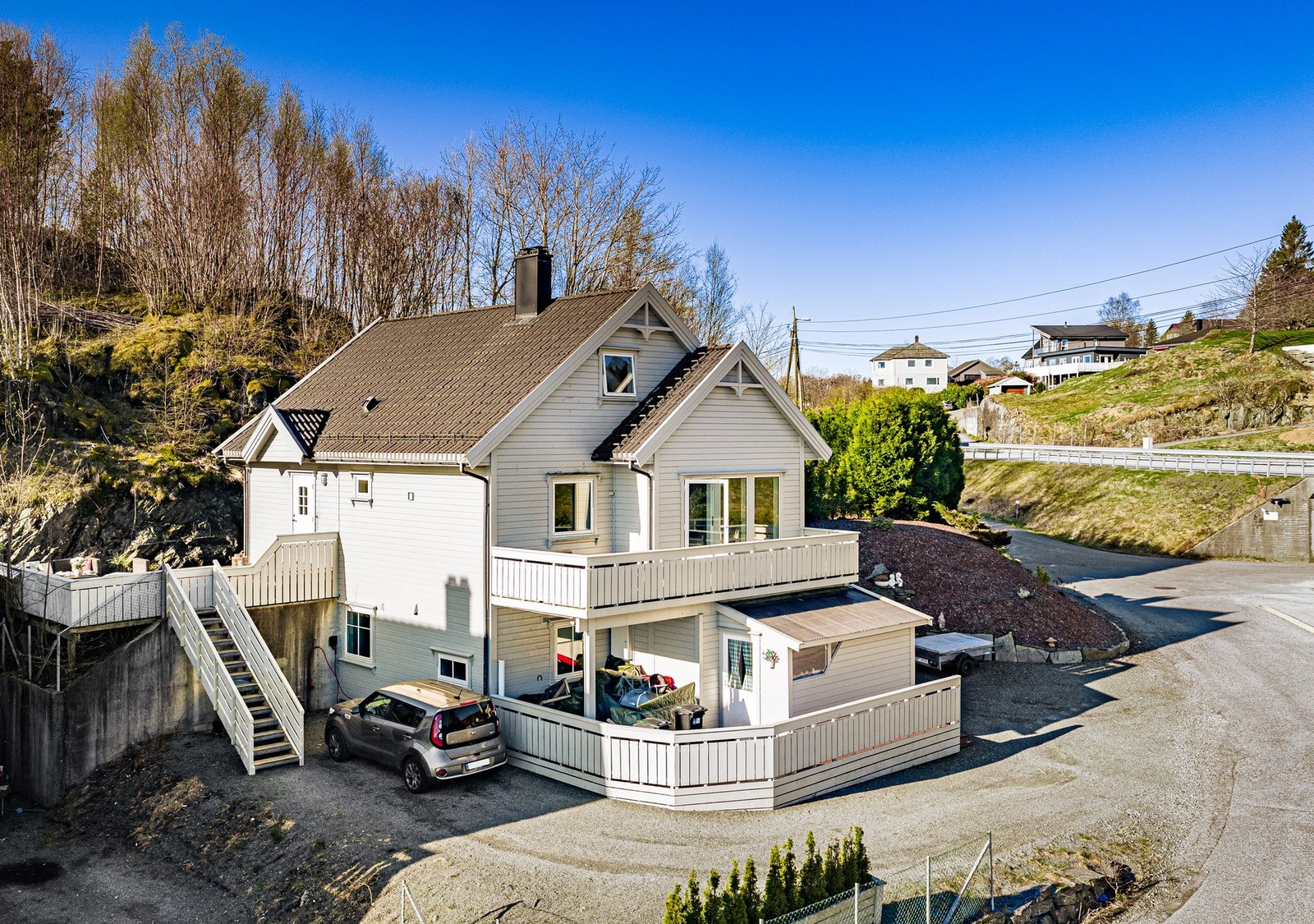 Det er flere terrasser, både ved inngangspartiet, ved stuen og i hagen. Så her er det flere muligheter til å nyte solen. Galleribilde