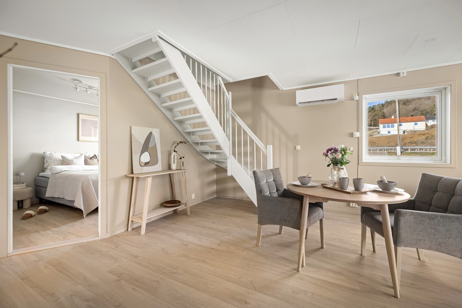 Det er ett soverom i denne etasjen, og fra stuen går trappen opp til loftsetasjen. Galleribilde