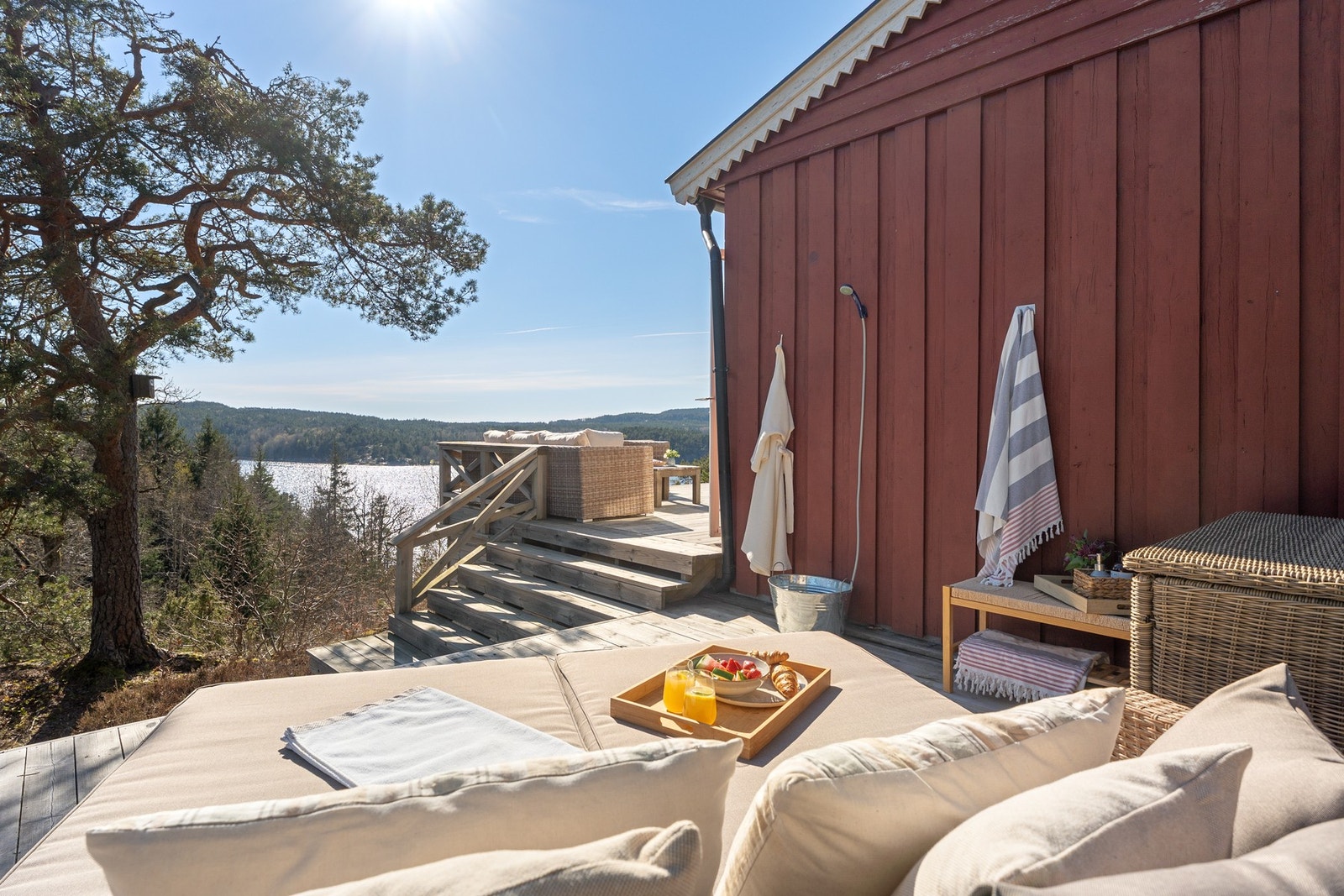 Det er montert utedusj på usjenert plass. Galleribilde
