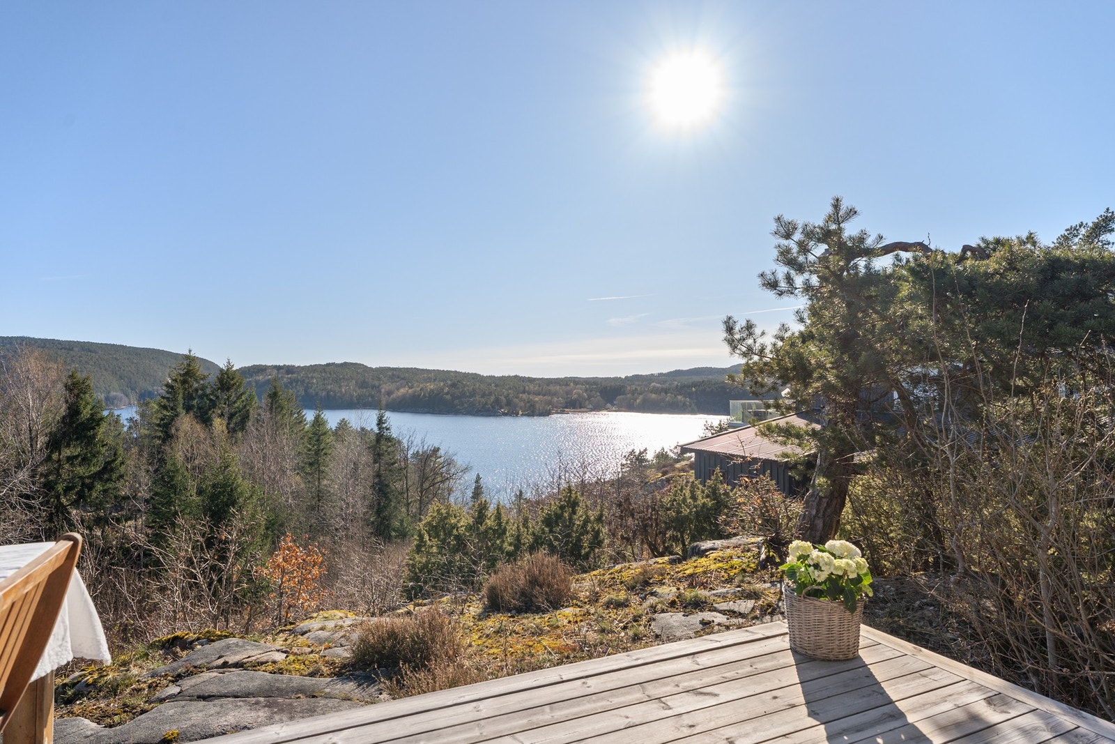 Det er få minutters gange til badestrand som brukes av hyttefeltet. Galleribilde