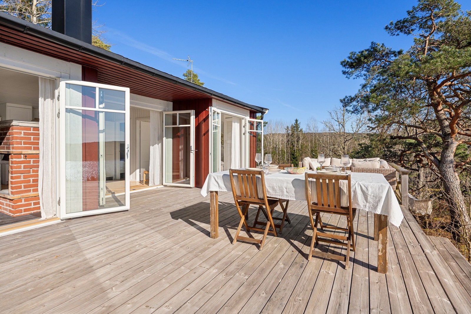 De tre verandadørene gir fasaden et helt spesielt uttrykk. Galleribilde