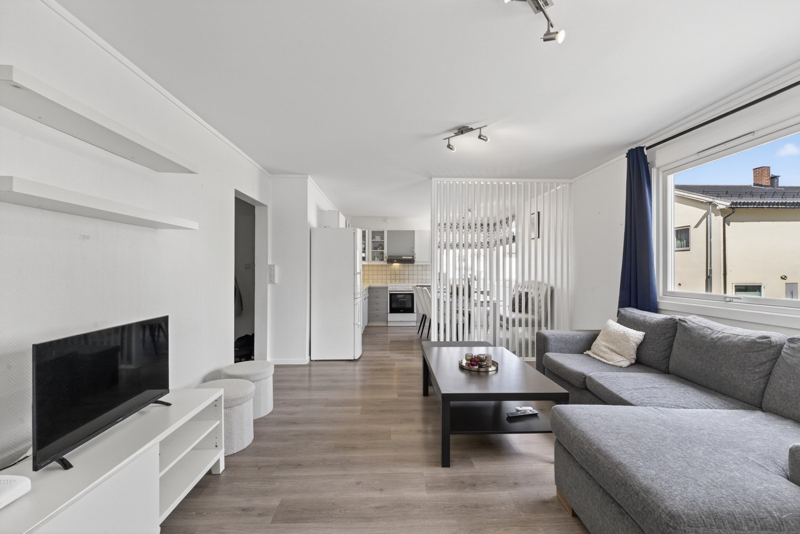 Stuen fremstår som lys og romslig, med gode møbleringsmuligheter som gjør det enkelt å innrede med både sofagruppe og spiseplass. Galleribilde