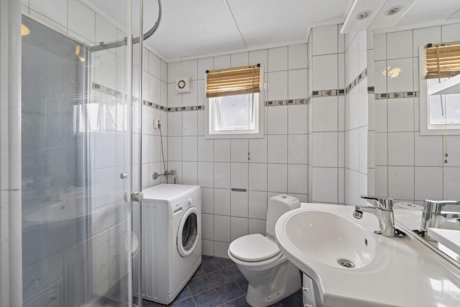 Rommet har en praktisk utforming med god utnyttelse av plassen. Badet fungerer godt i dag, men har en alder som tilsier at det på sikt bør vurderes oppgraderinger, noe som gir mulighet til å etablere et moderne bad etter egne preferanser. Galleribilde