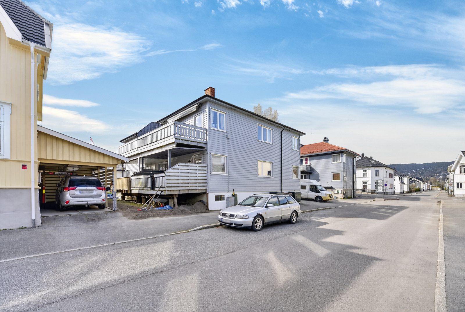Nybyen er en levende og koselig bydel med små nisjebutikker, fortausrestaurant og serveringssteder. Galleribilde