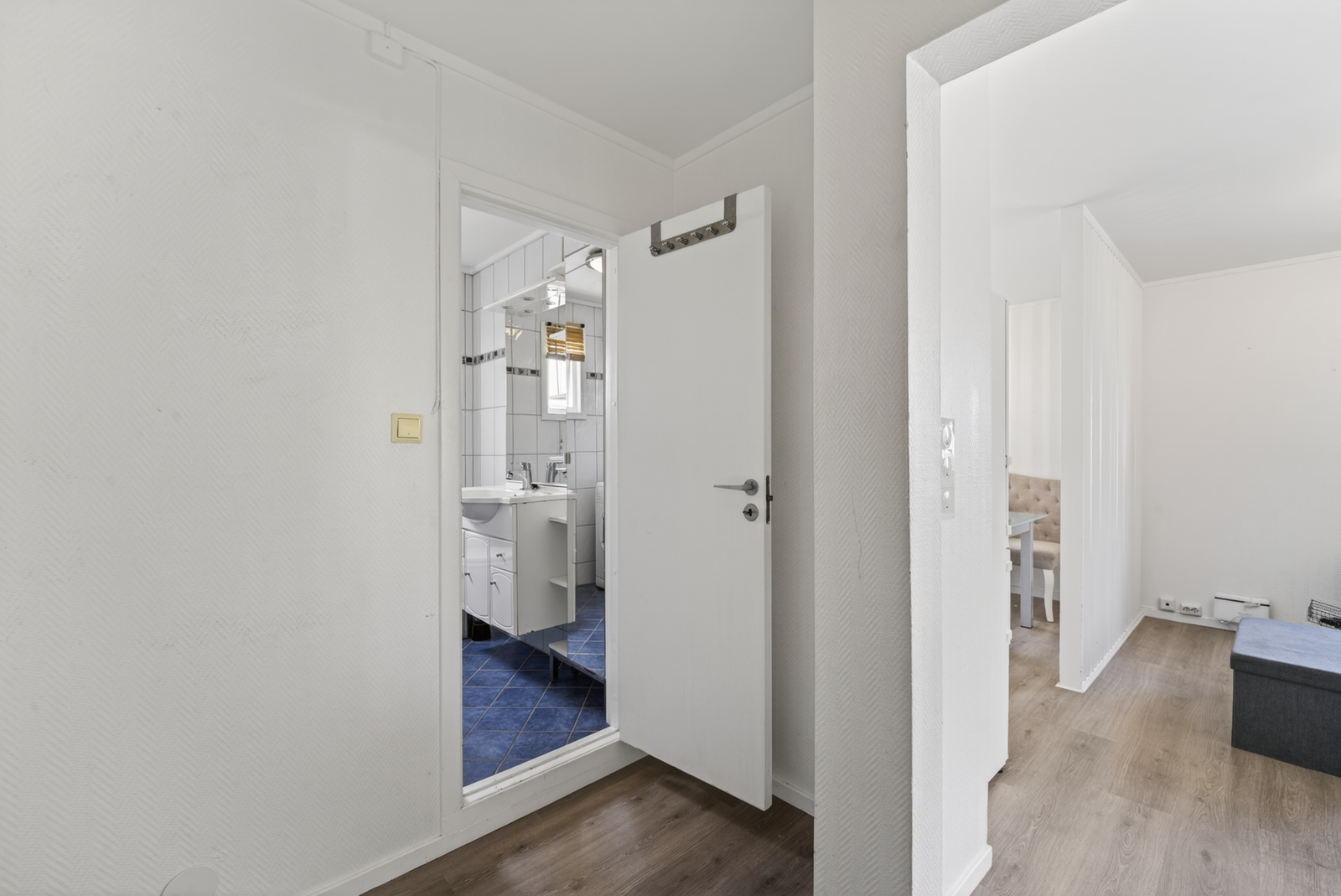 Leiligheten har en praktisk entré med plass til garderobeløsning og oppbevaring av yttertøy og sko. Rommet gir et godt førsteinntrykk av boligen, og fungerer som et naturlig bindeledd mellom de ulike rommene. Herfra er det enkel adkomst til både stue, kjø Galleribilde