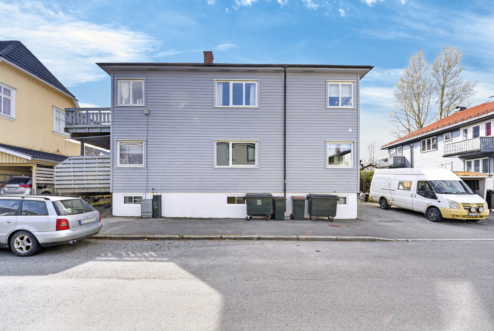 Sameiet har en felles, gruslagt gårdsplass med rom for to biler. Per dags dato medfølger det ikke parkering til denne leiligheten, men det kan søkes om i styret. Galleribilde
