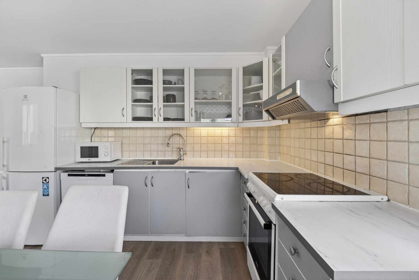 Innredningen har et tidløst uttrykk med glatte fronter og laminert benkeplate, og det er godt med arbeidsflate for matlaging. Galleribilde