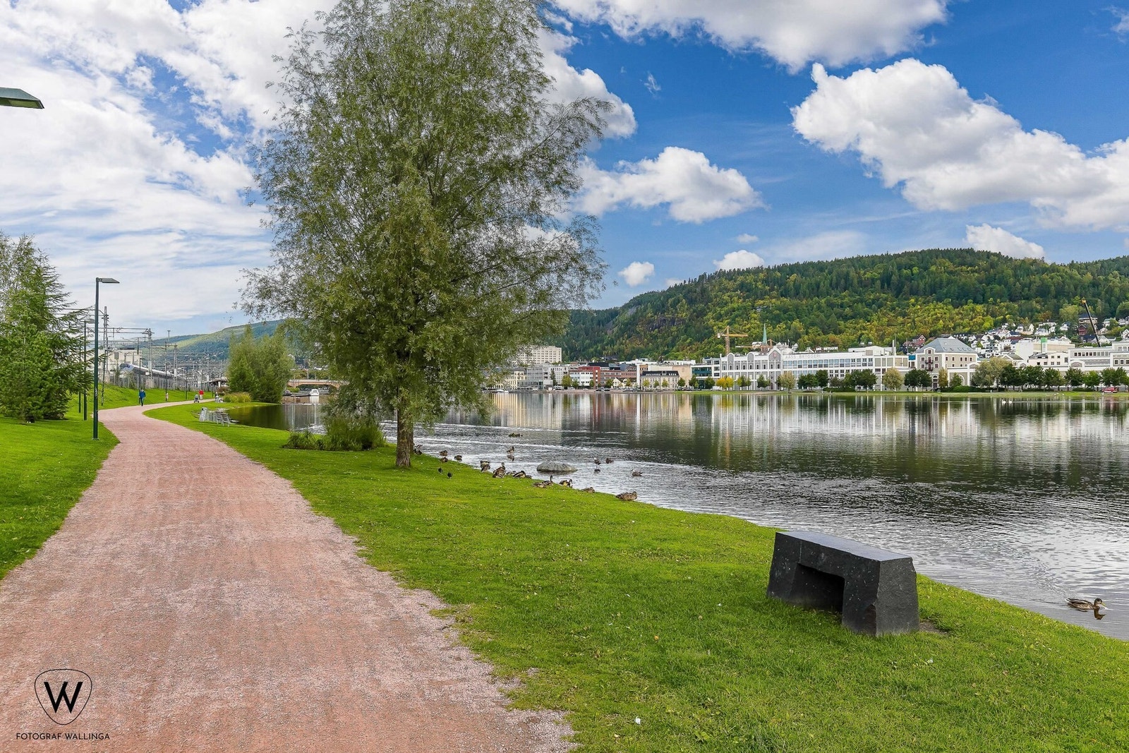 Flotte turmuligheter lang elvepromenaden. Galleribilde