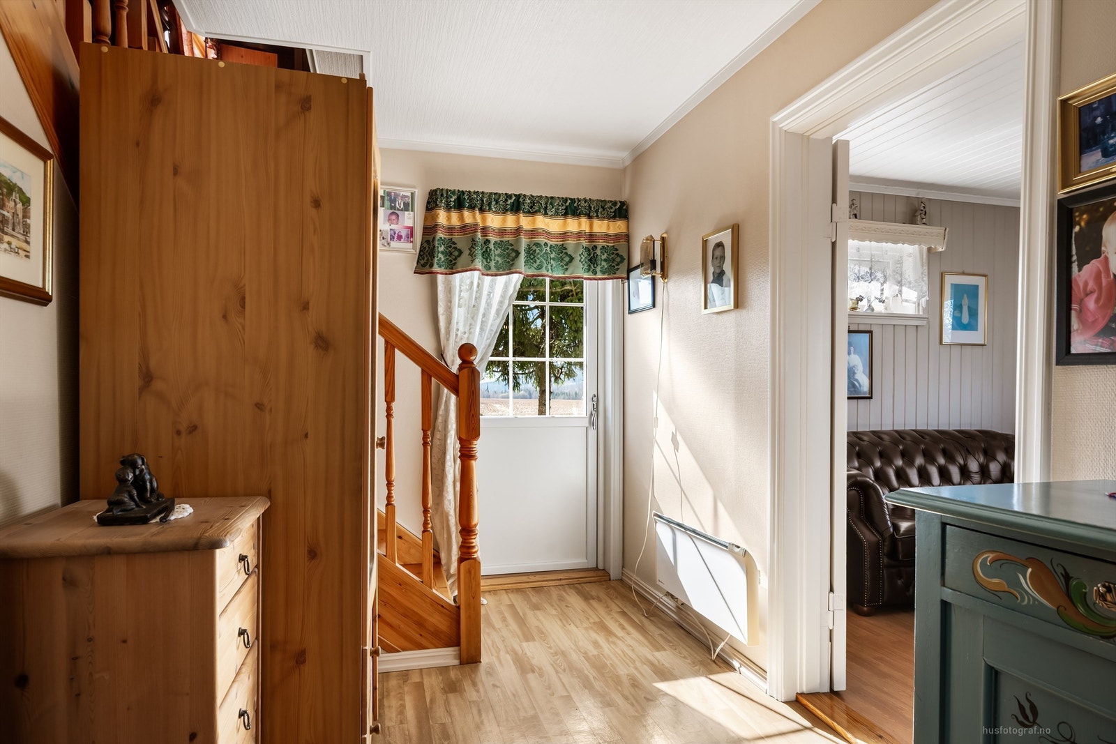 Fra gangen i første etasje er det direkte utgang til den sydøstvendte, hellelagte uteplassen på ca. 14 m². Galleribilde