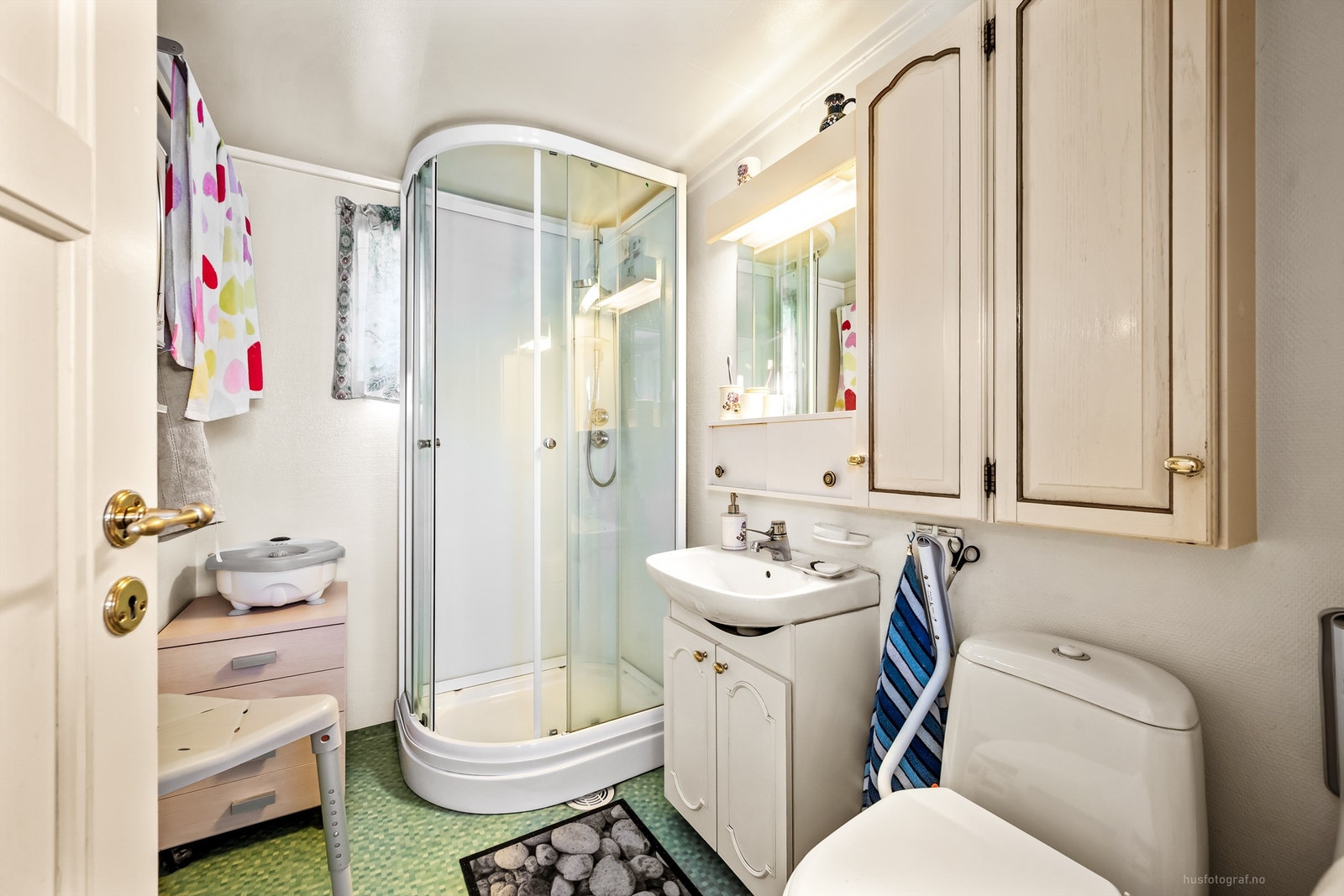 Badet i første etasje er fra 1989 og er utstyrt med dusjkabinett, toalett og servant med skap. Galleribilde
