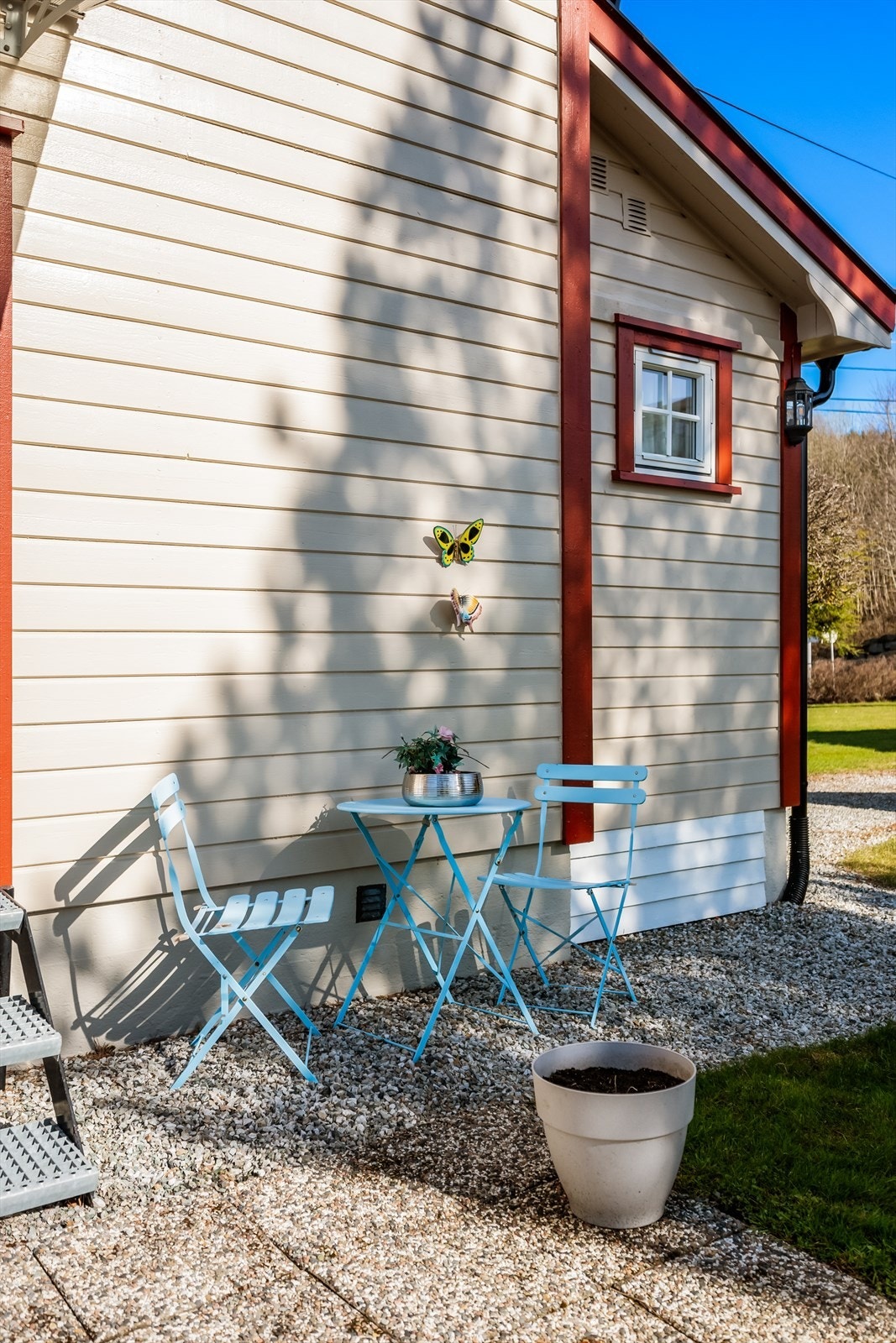 Et hyggelig uteområde med plass til en liten sittegruppe. Galleribilde