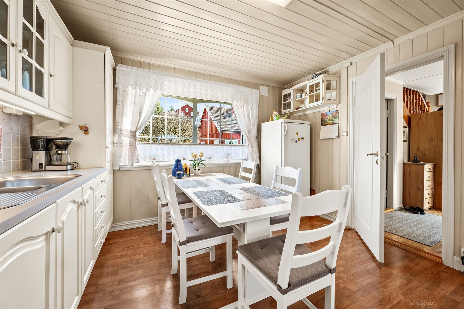 Kjøkkenet har plass til en egen spiseplass for hverdagsmåltidene. Galleribilde
