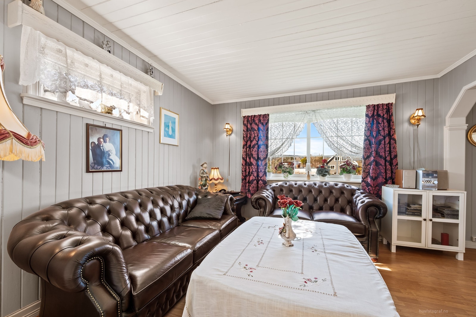 Rommet har vegger og himling med malt panel, som gir en klassisk og varig karakter. Galleribilde