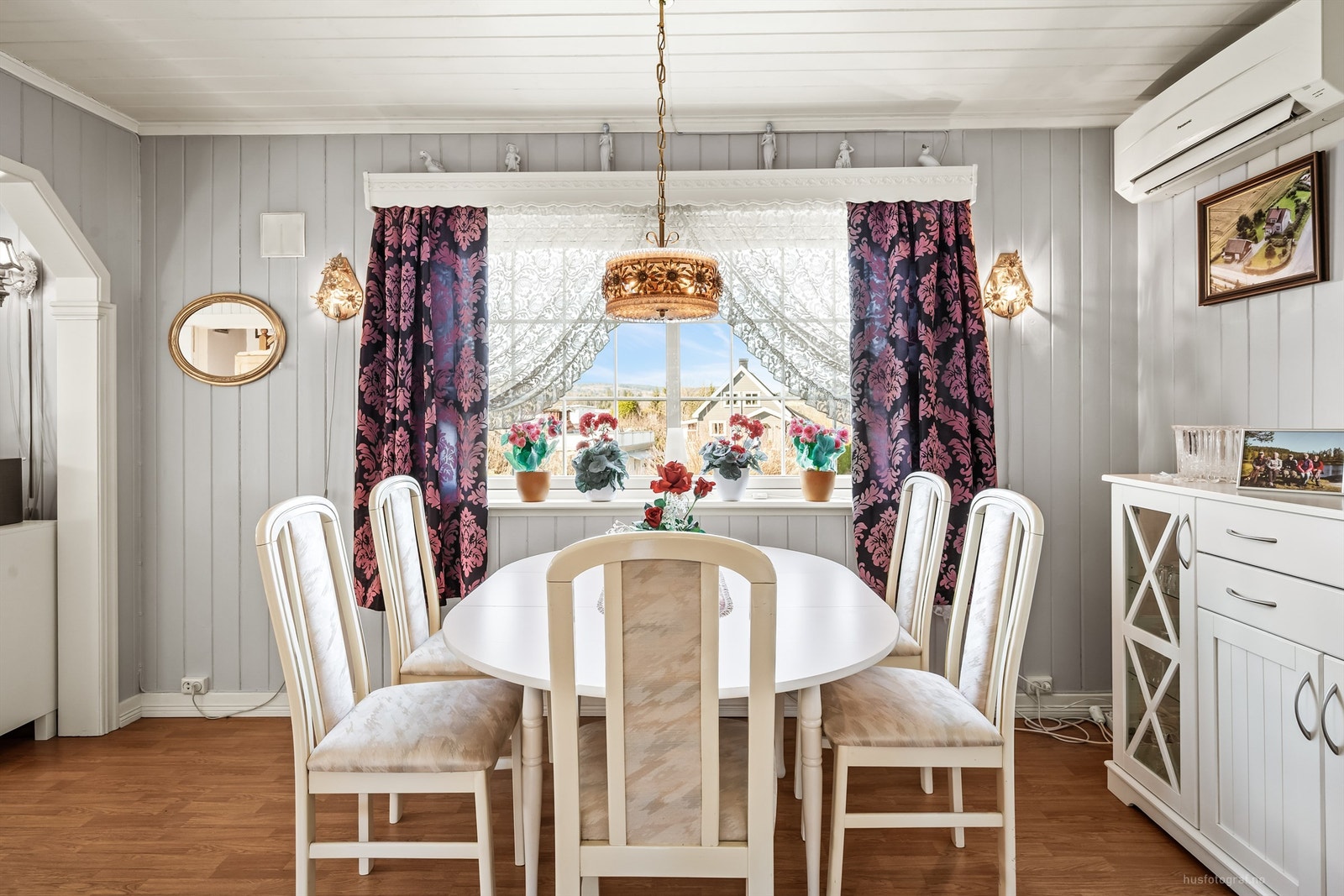 Store vindusflater gir godt med dagslys til spiseplassen. Galleribilde