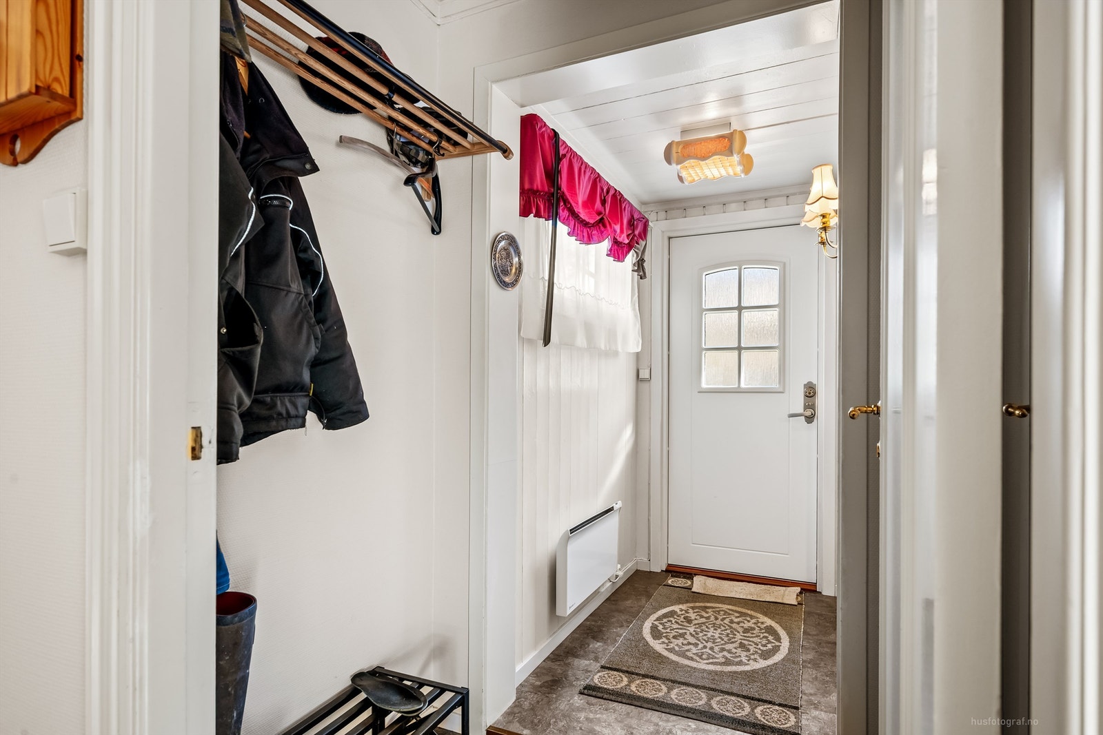 Entré med plass for å henge fra seg yttertøy. Ytterdøren har et praktisk glassfelt. Galleribilde