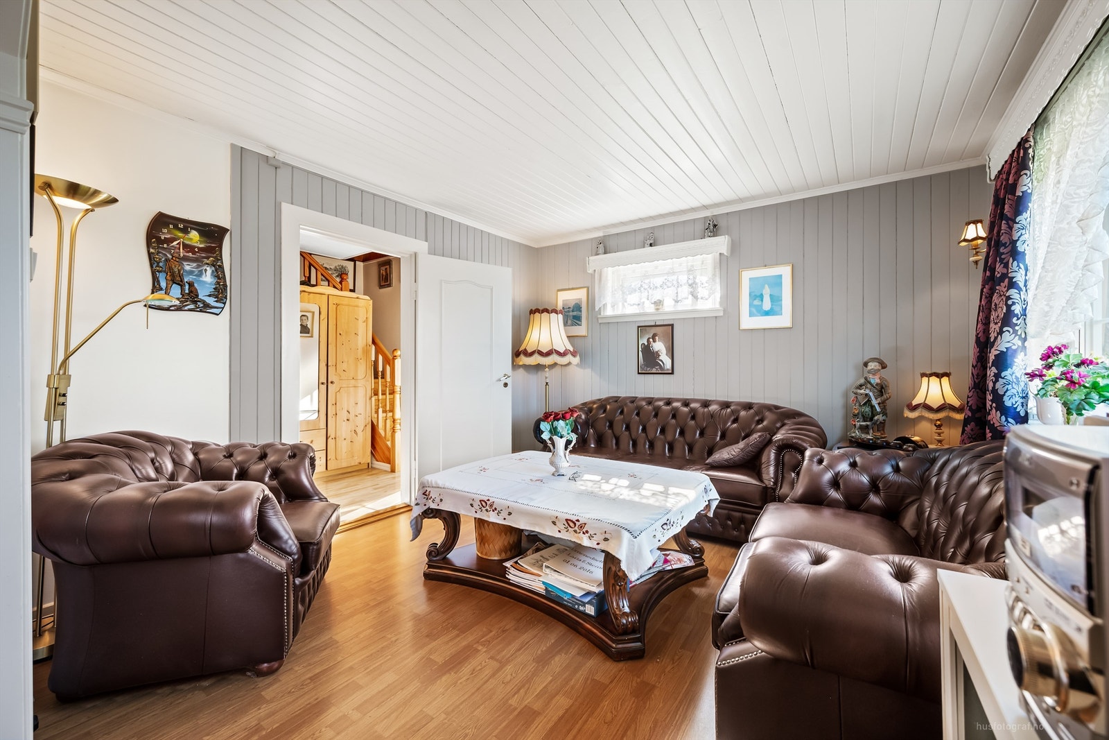 Fra stuen er det enkel tilgang til gangen og trappen som leder opp til andre etasje. Galleribilde