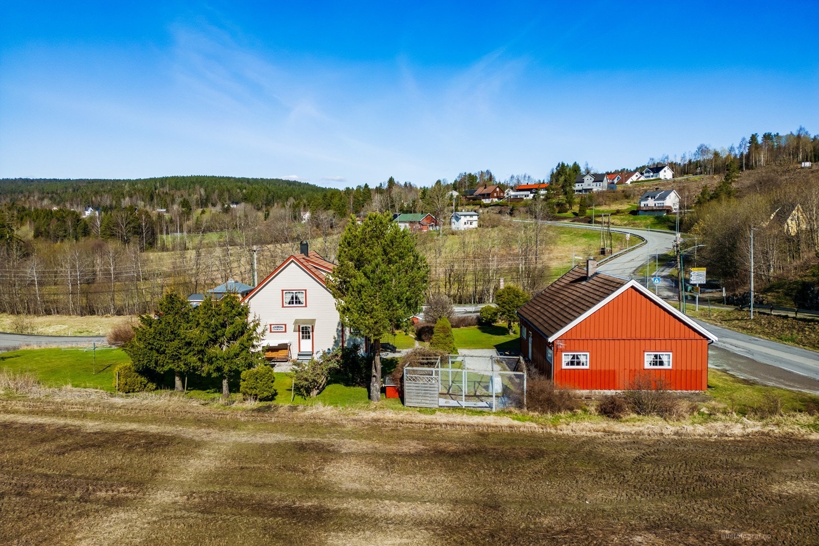 Tomten er på 1,4 mål og har svært god boltreplass. Galleribilde