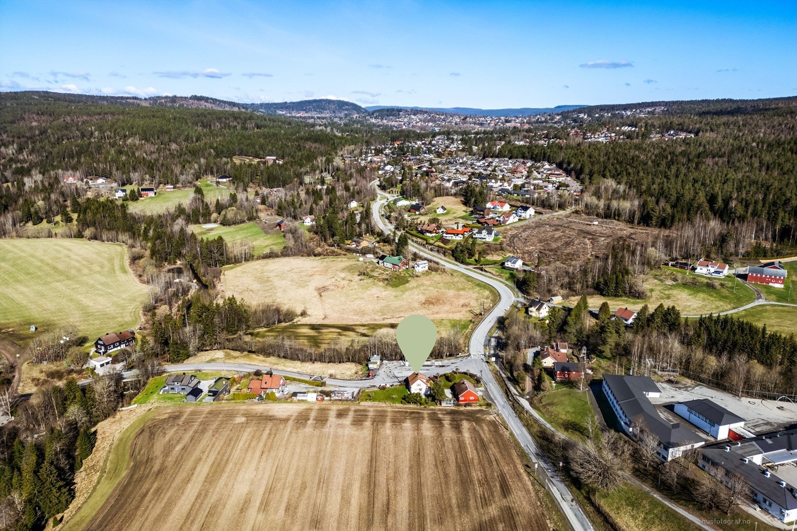 Kort kjørevei til Konnerudsenteret med de fleste servicetilbud og dagligvarebutikker. Galleribilde