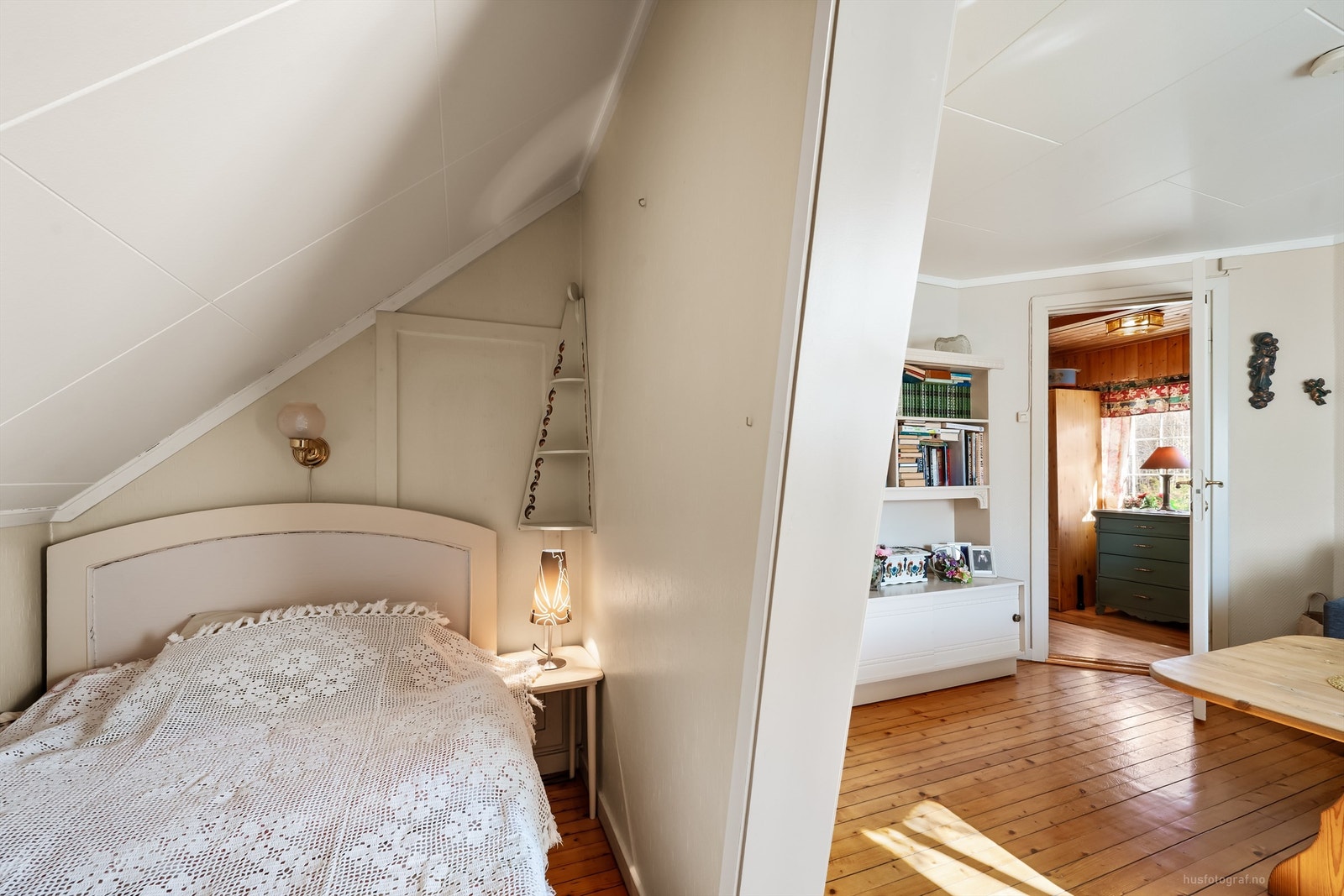Deler av etasjen har skråtak, som gir en lun og hyggelig atmosfære til rommene. Galleribilde