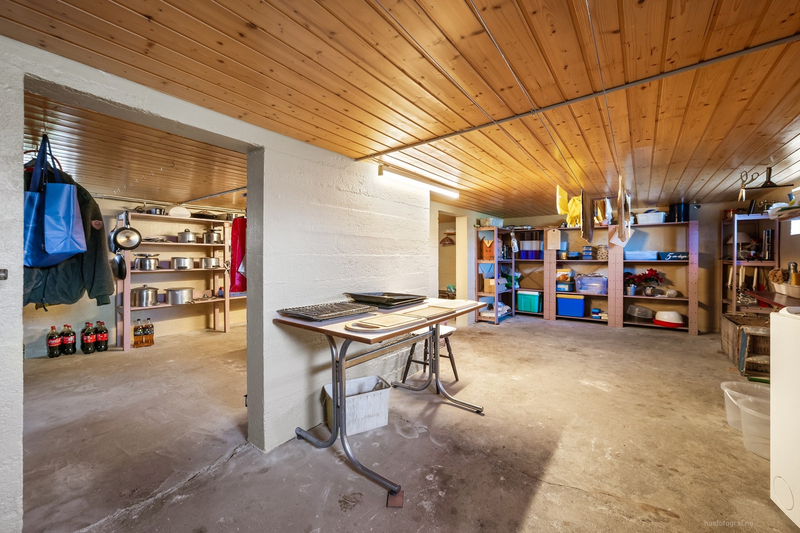 Kjelleren har betonggulv og rikelig med lagringsplass. Galleribilde