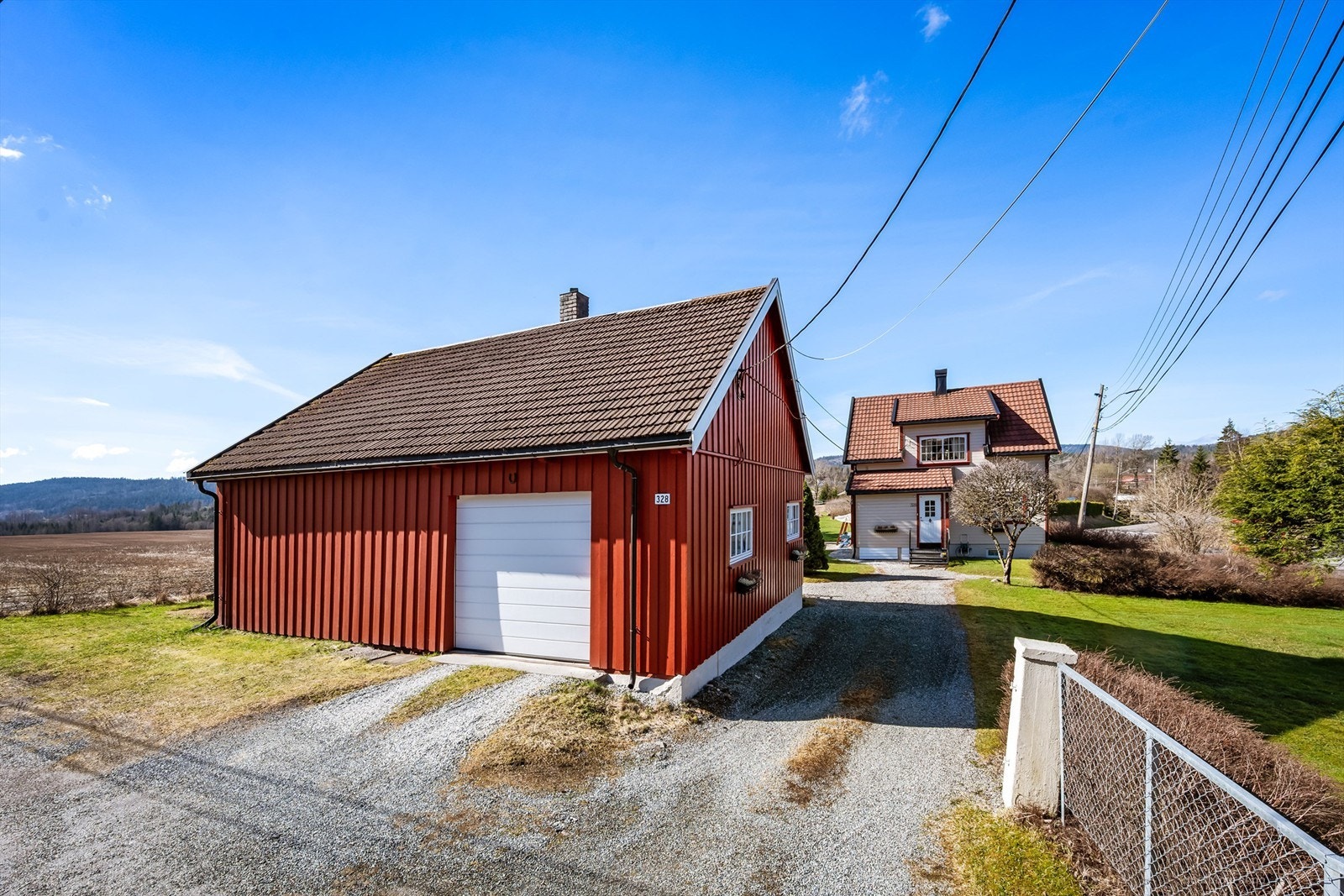 Uthuset fra 1932 har stående trekledning og tak med takstein. Galleribilde