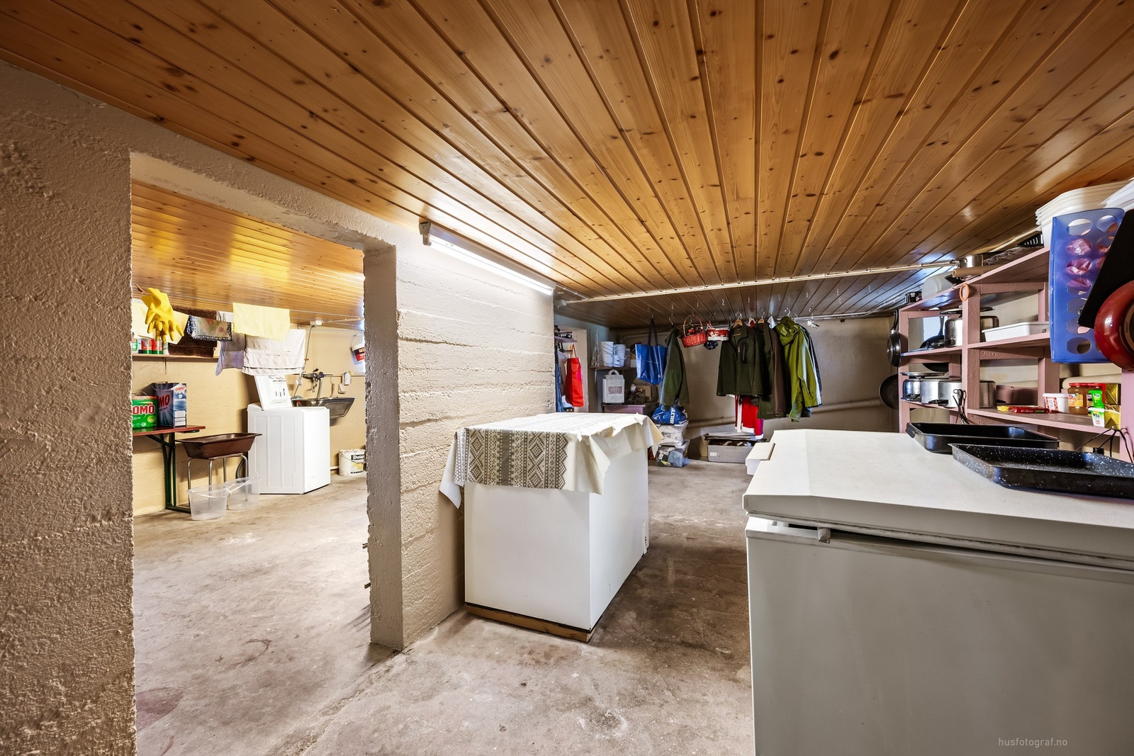 I det ene kjellerrommet er det opplegg for vaskemaskin og en praktisk utslagsvask. Galleribilde