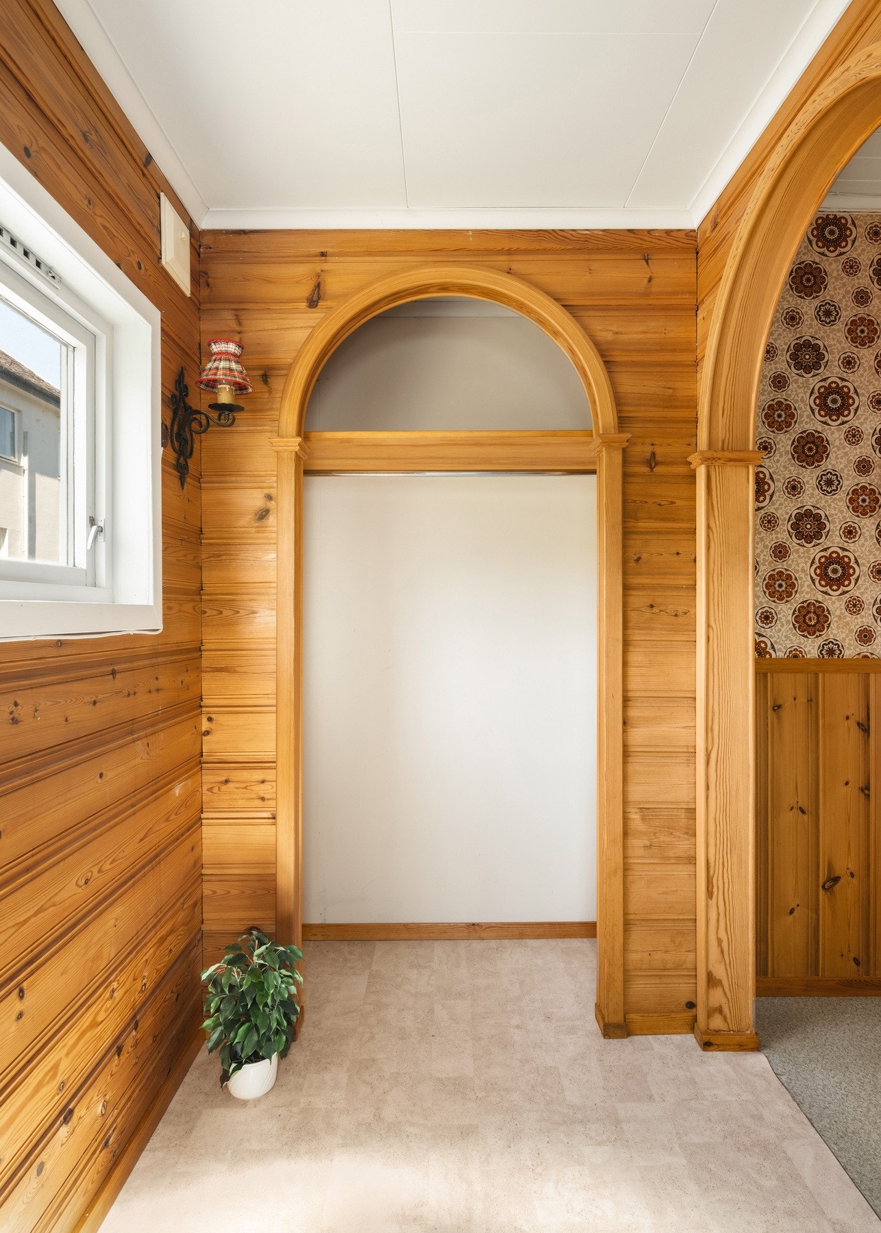 Garderobe i gang for å henge fra seg yttertøy og sko. Galleribilde