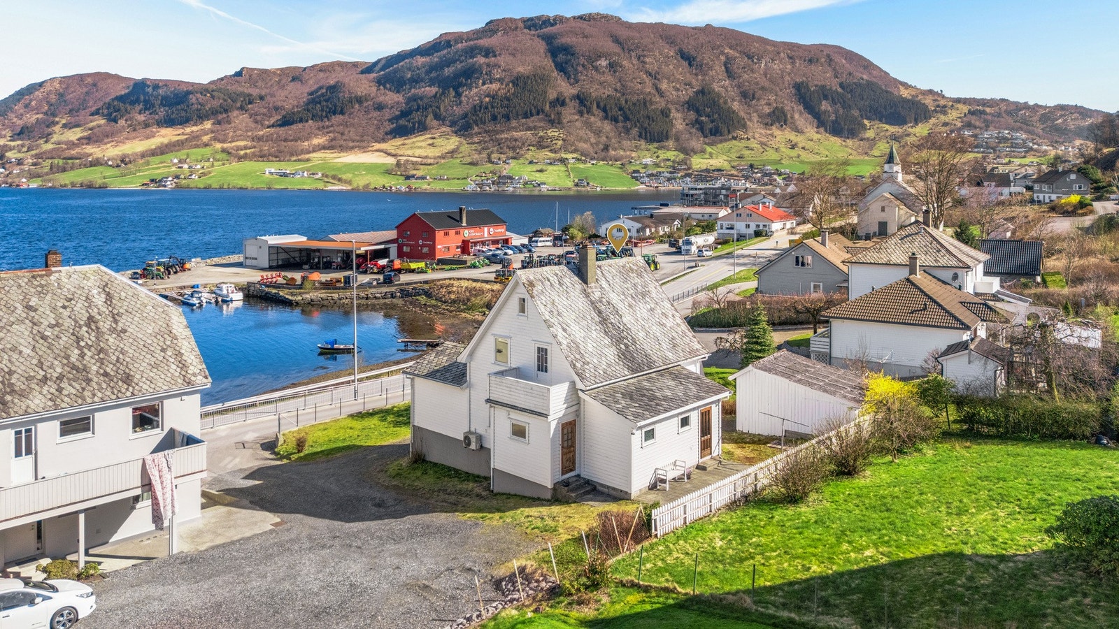 Enebolig med sjøutsikt, nærhet til marina og omgitt av naturskjønne omgivelser. Galleribilde