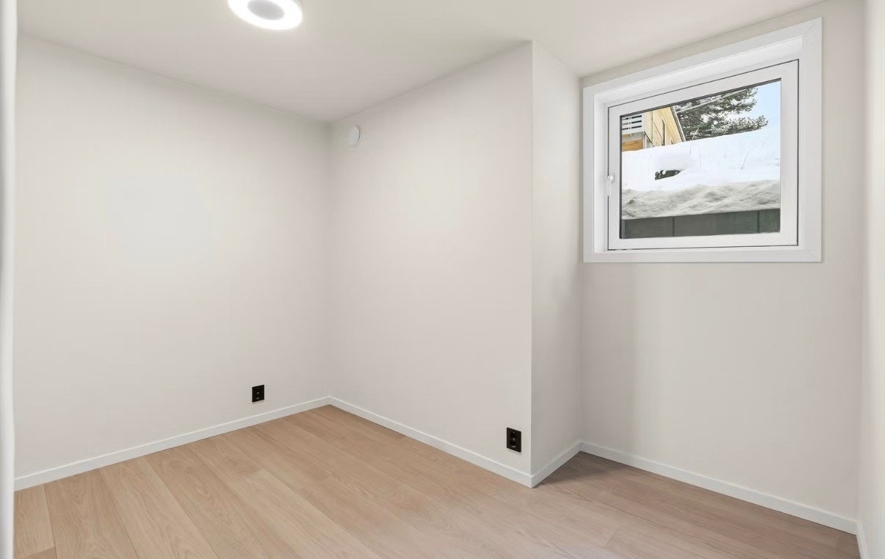 Lyst soverom med vindu, panelovn og god gulvplass. Galleribilde