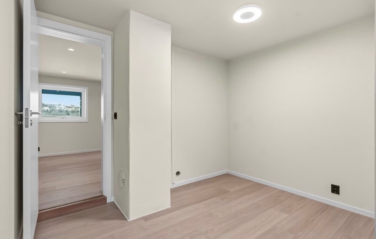 Lyst soverom med god planløsning og inngang fra egen stue. Galleribilde