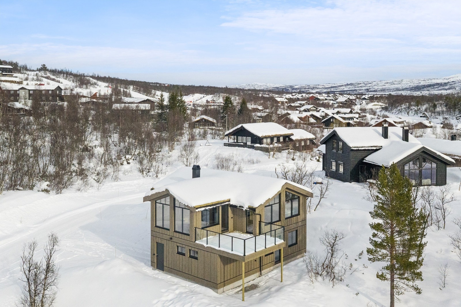 - Velkommen til Dyregrenda Sør 48 - Stor god tomt på over 1,2 mål. Romslig garasje under stue og terrasse. Galleribilde
