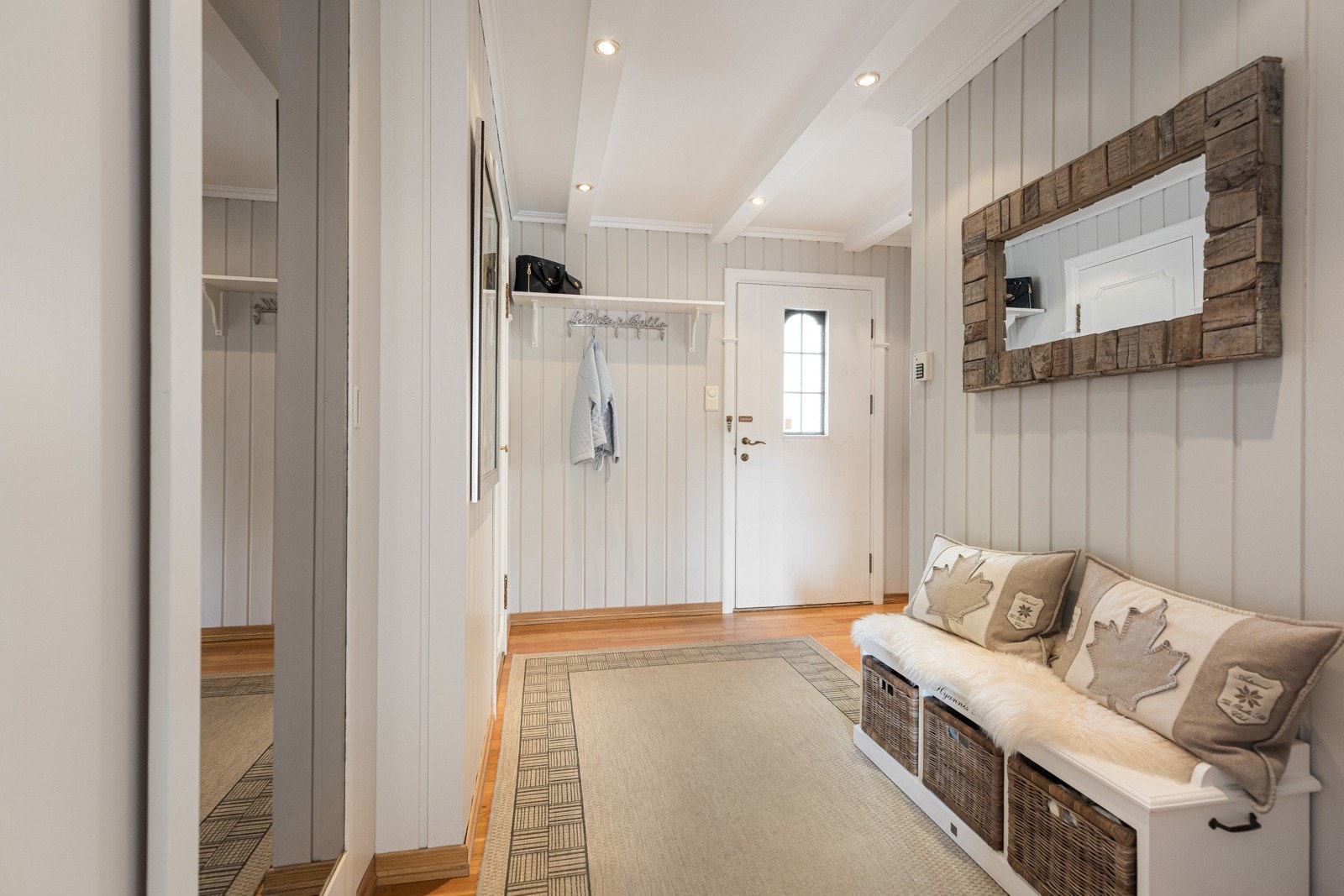 Velkommen inn - Innbydende entré som gir et godt førsteinntrykk av huset. Galleribilde