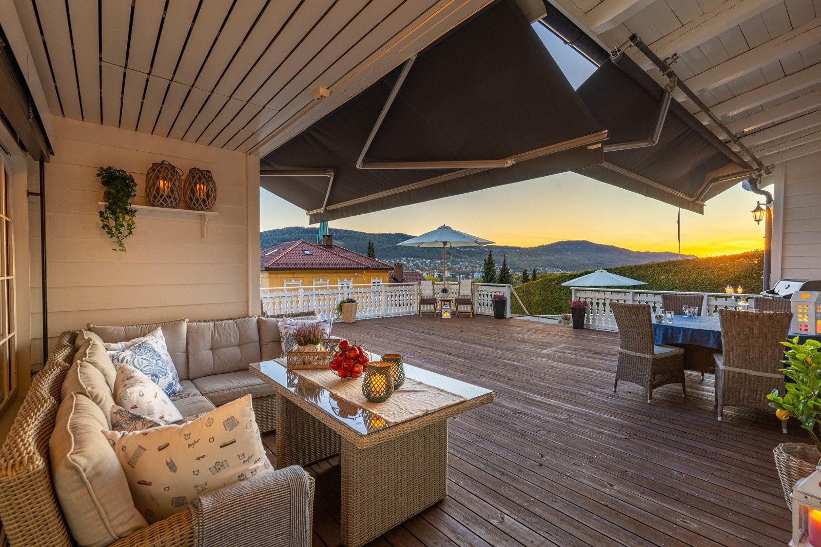 Eiendommen byr på fantastiske uteområder med en stor terrasse på ca. 157 kvm fordelt over flere nivåer, samt et innbydende basseng. Galleribilde