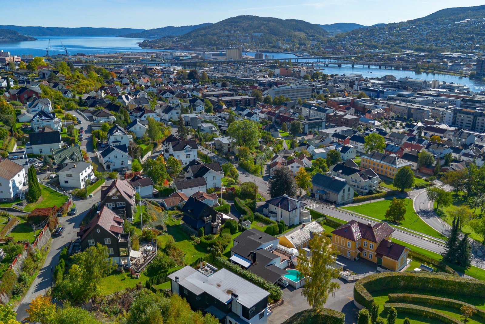 Her bor man skjermet og naturnært, samtidig som det er kort gangavstand til Drammen sentrum med et bredt utvalg av servicetilbud, butikker og offentlig kommunikasjon. Galleribilde