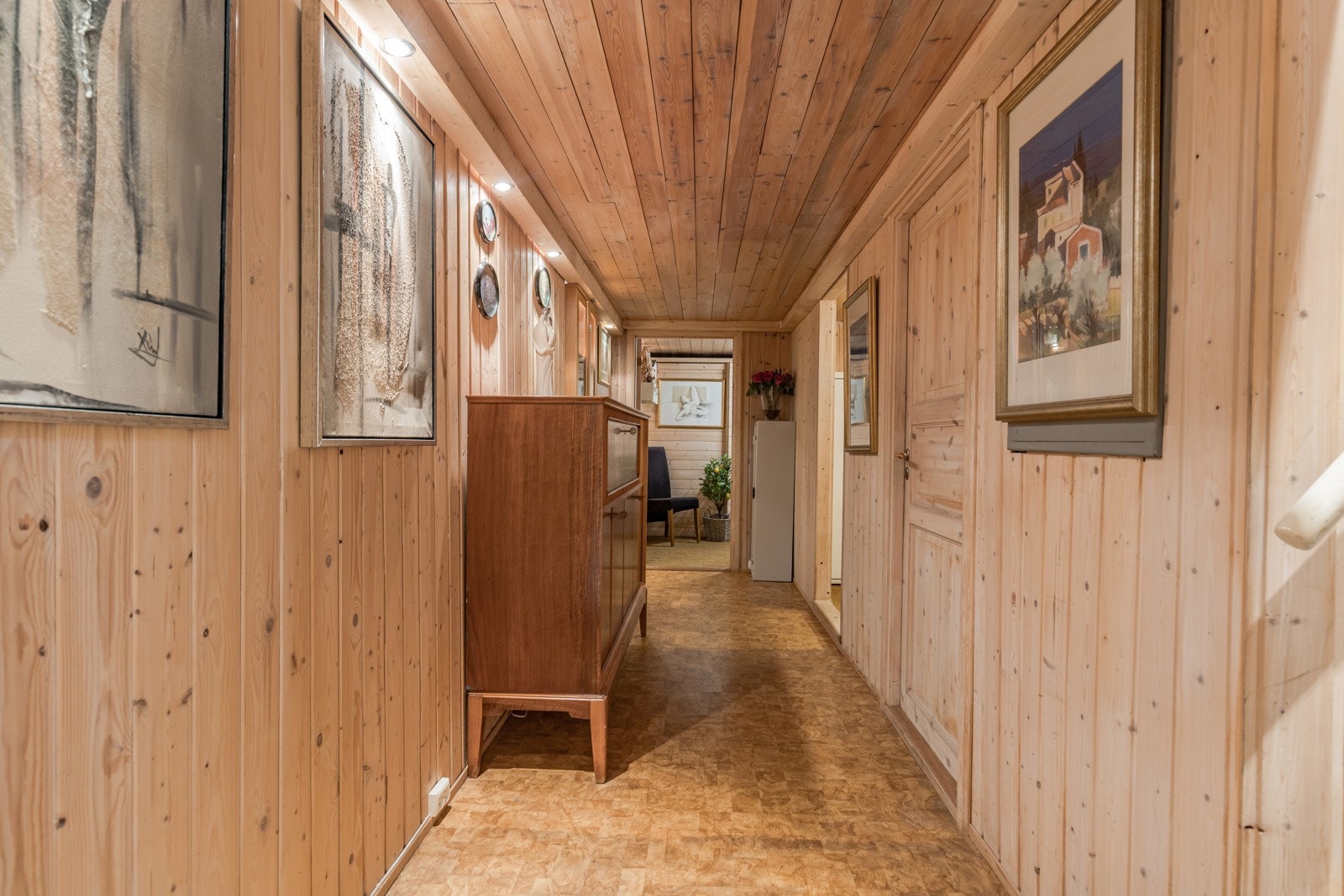 Underetasjen er romslig og inneholder vaskerom med badstue og solarium, kjølerom og to boder. Galleribilde